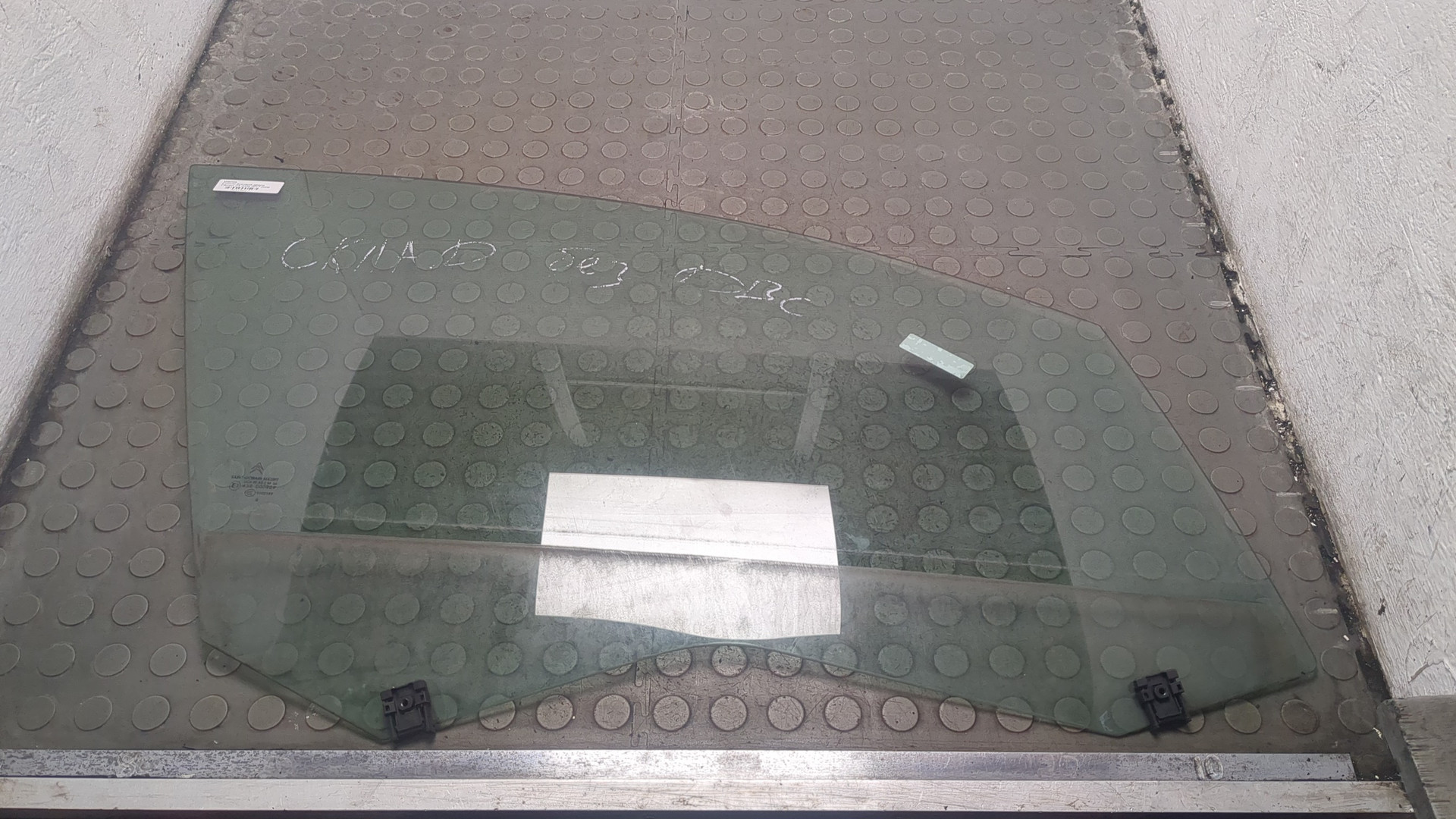 Стекло двери передней правой