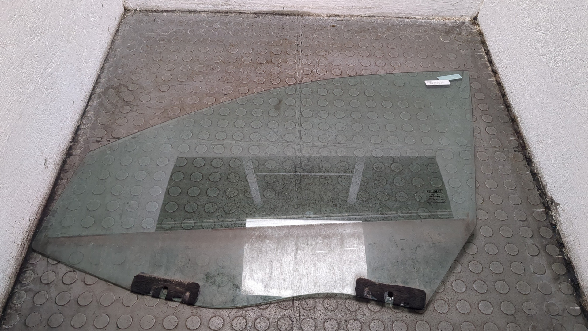 Стекло двери передней левой