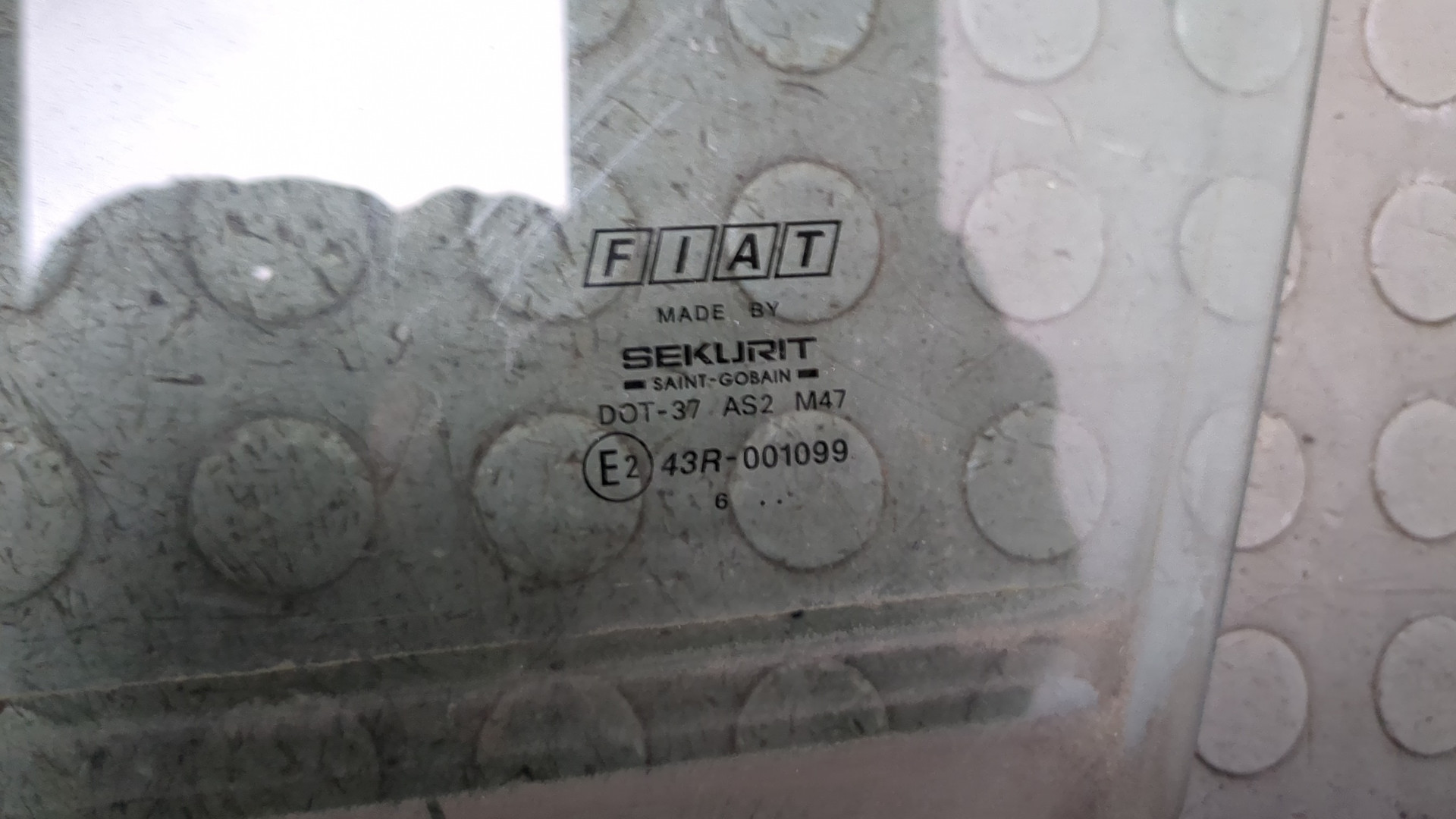 Стекло двери передней левой