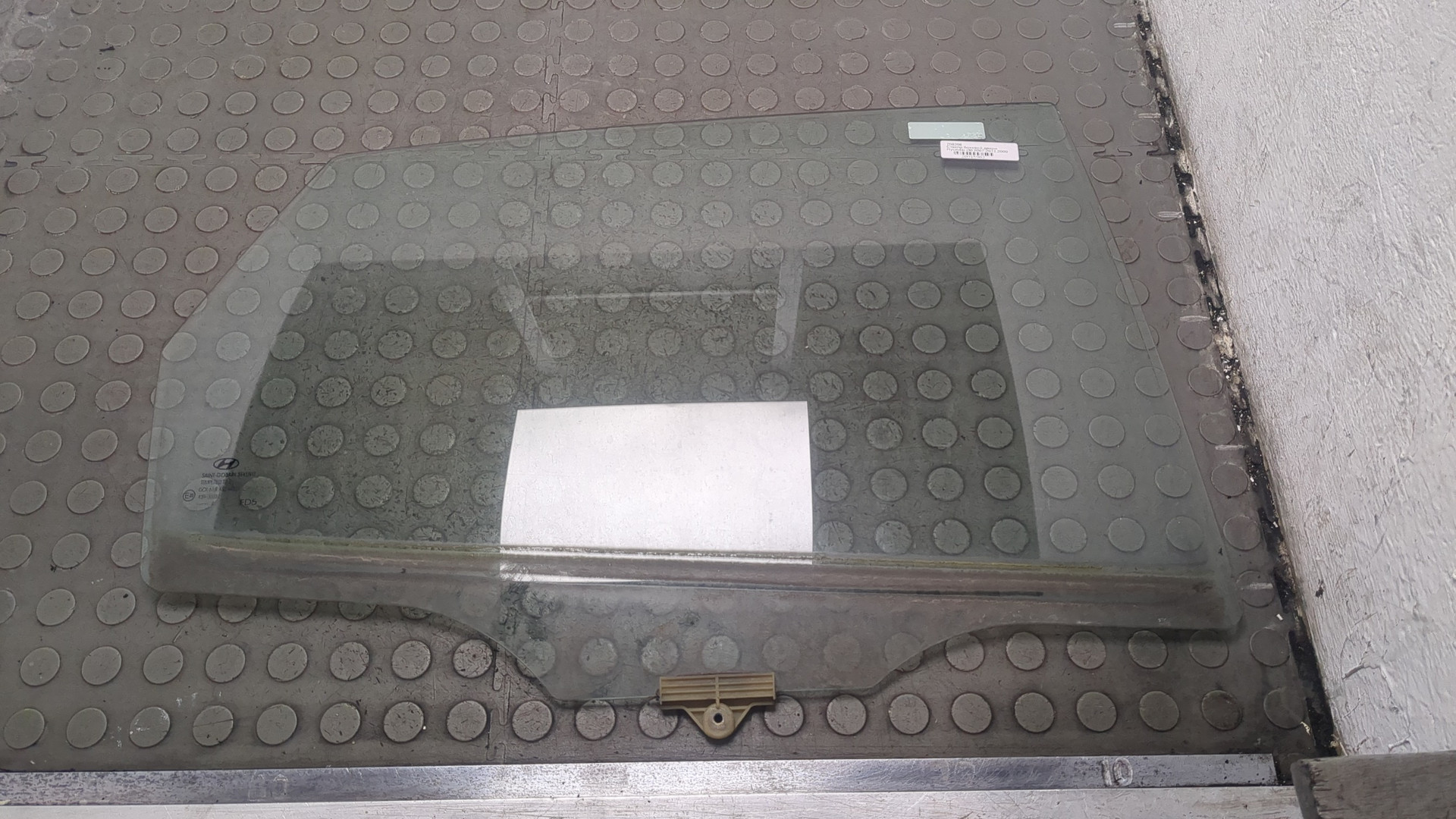 Стекло двери задней правой