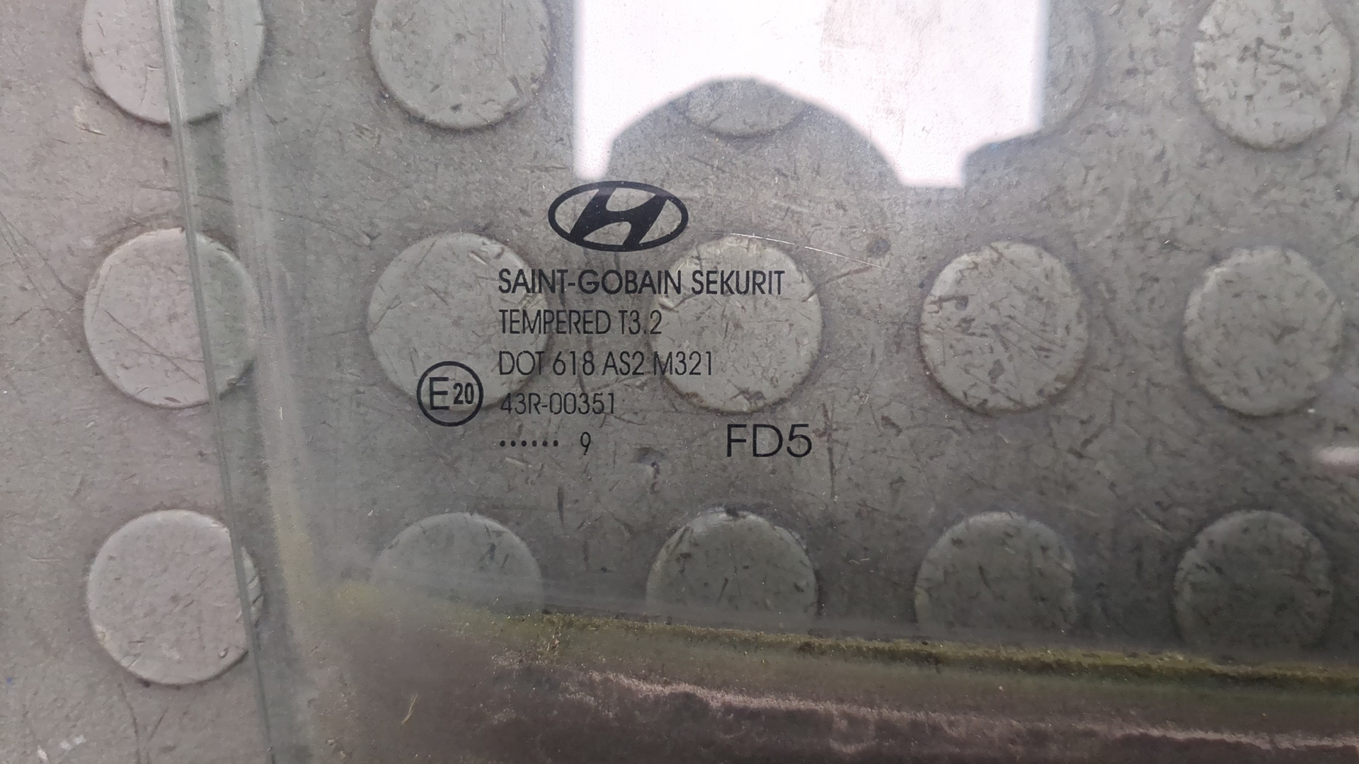 Стекло двери задней правой