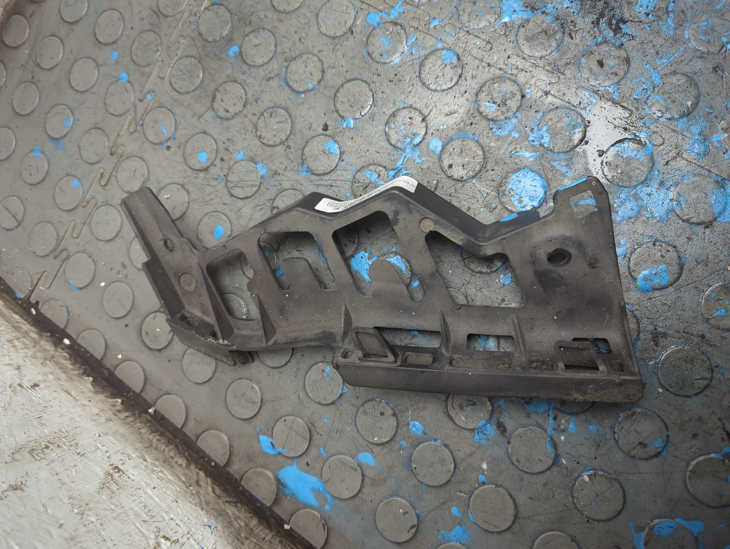 Кронштейн фар правый