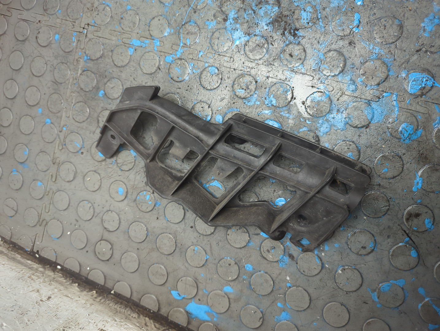 Кронштейн фар правый