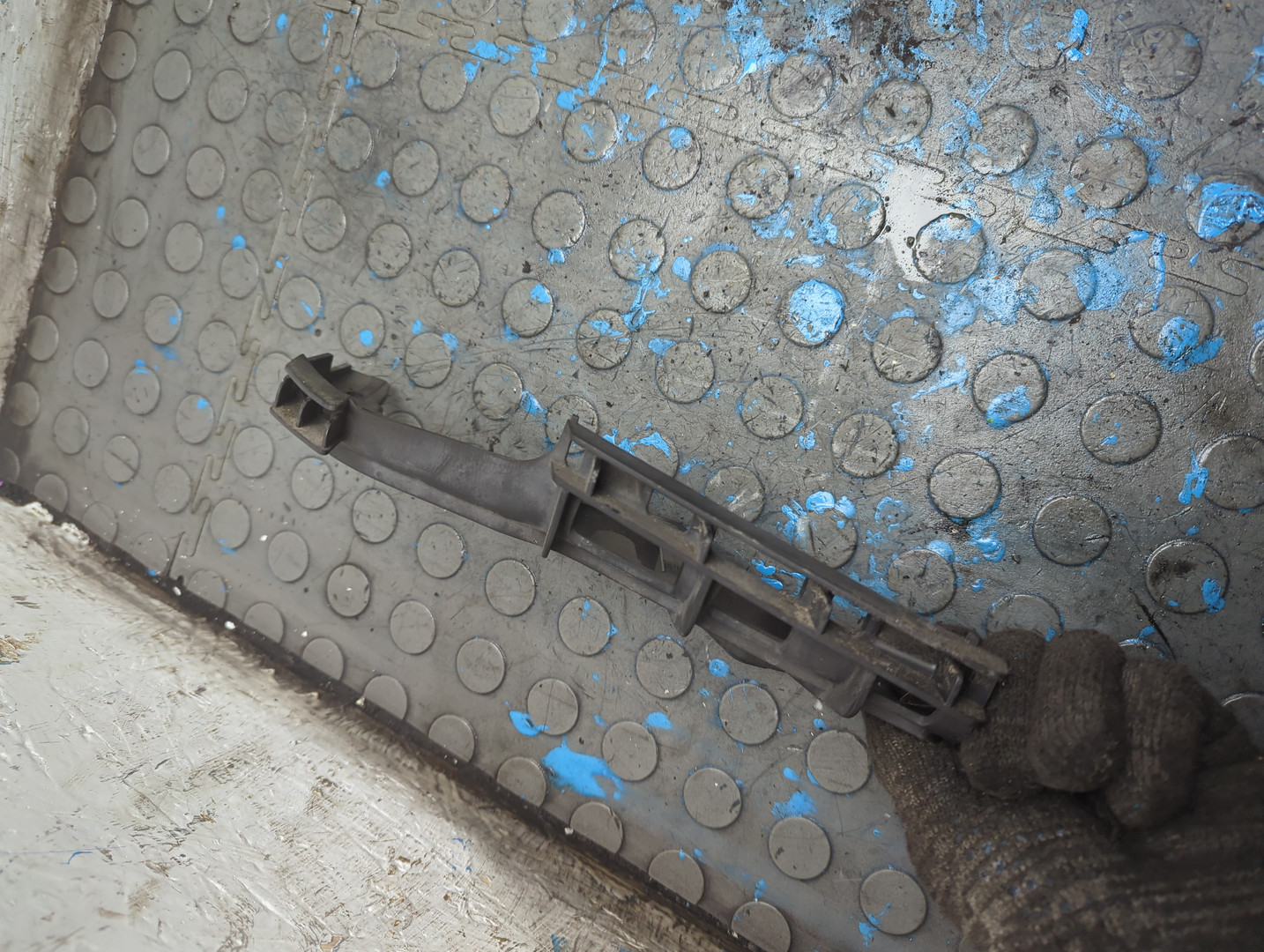 Кронштейн фар правый