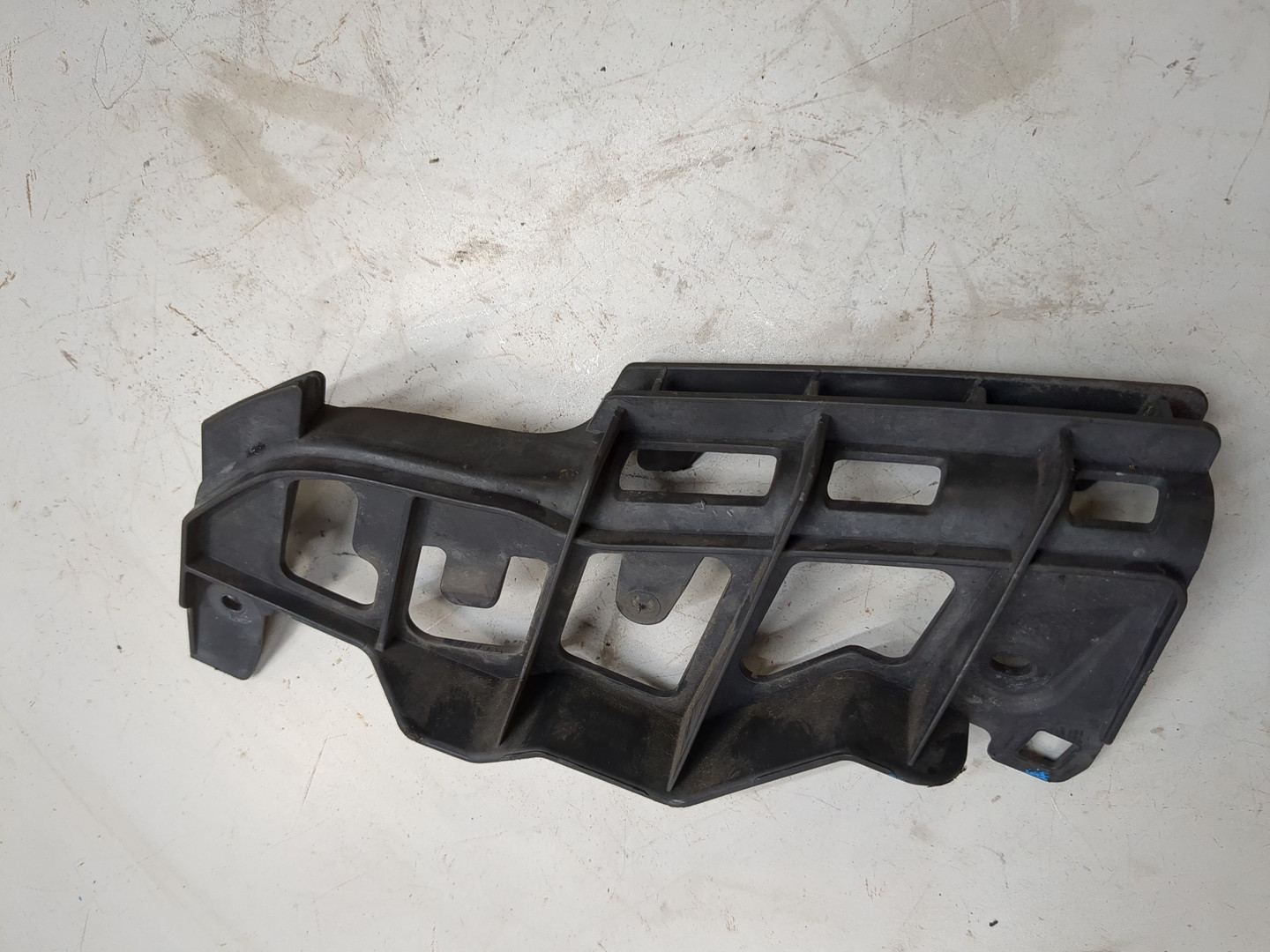 Кронштейн фар правый