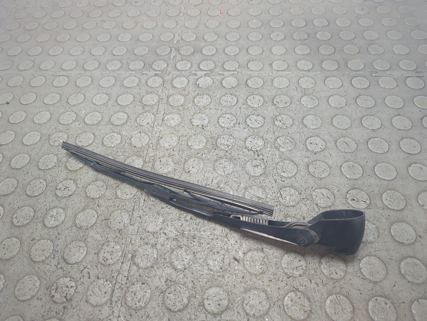 Поводок стеклоочистителя заднего