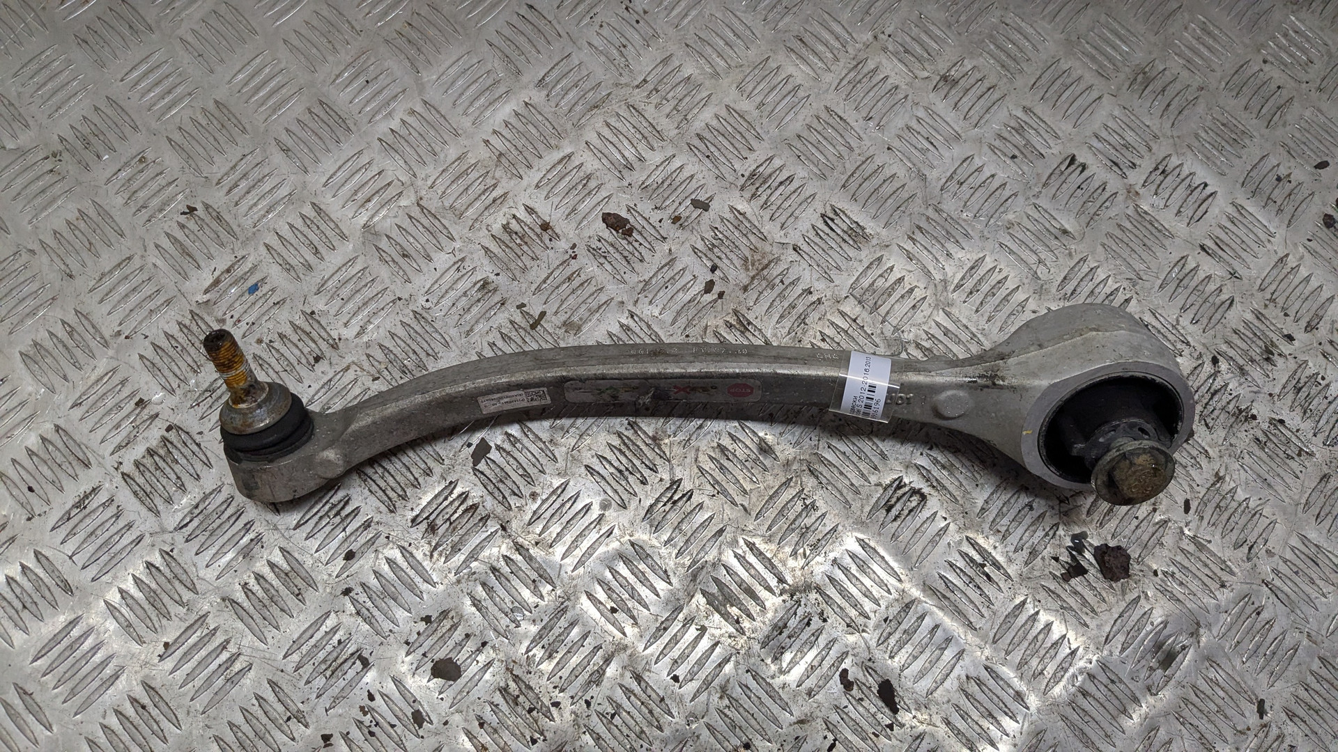 Рычаг передний левый