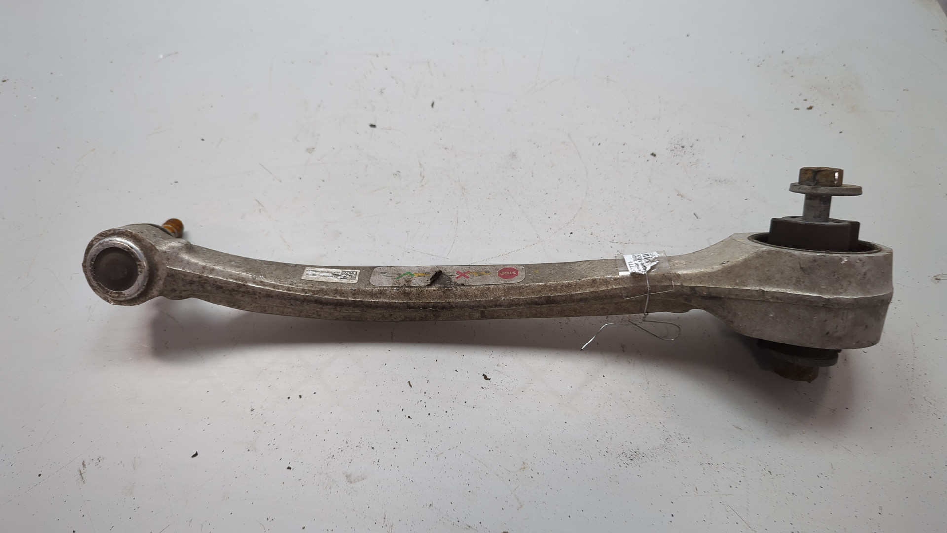 Рычаг передний левый