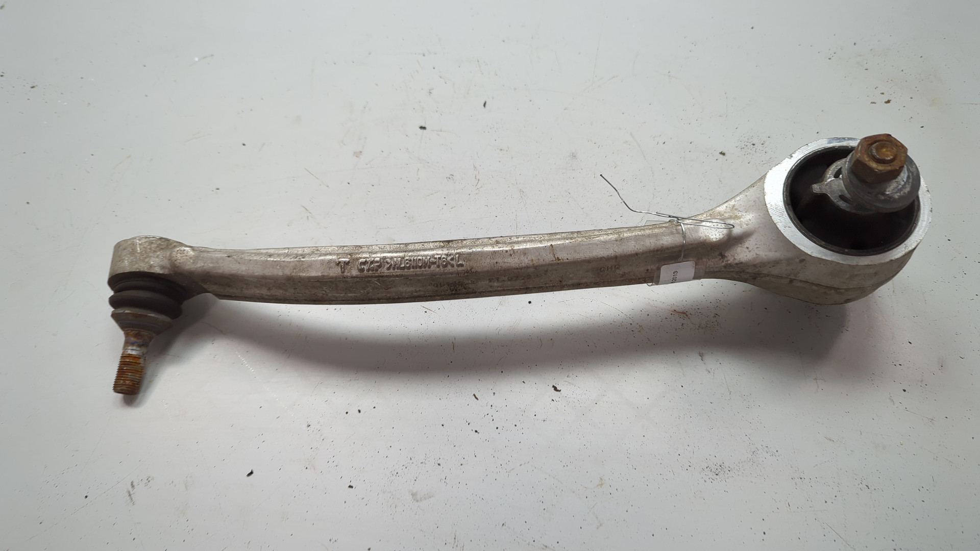 Рычаг передний левый