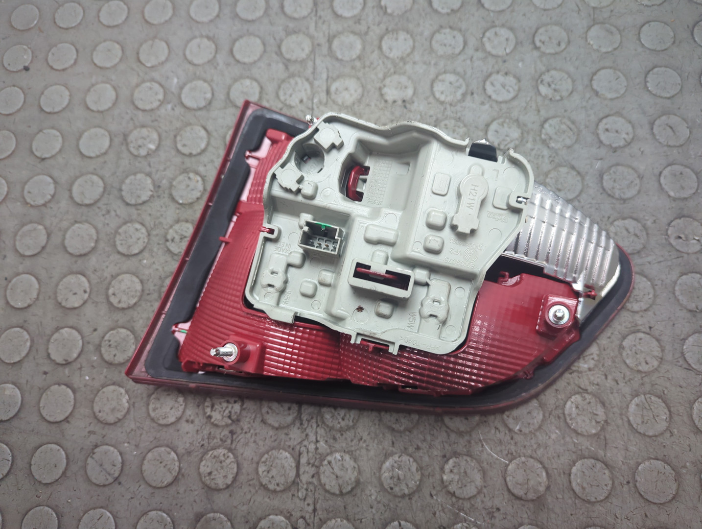 Фонарь задний внутренний левый