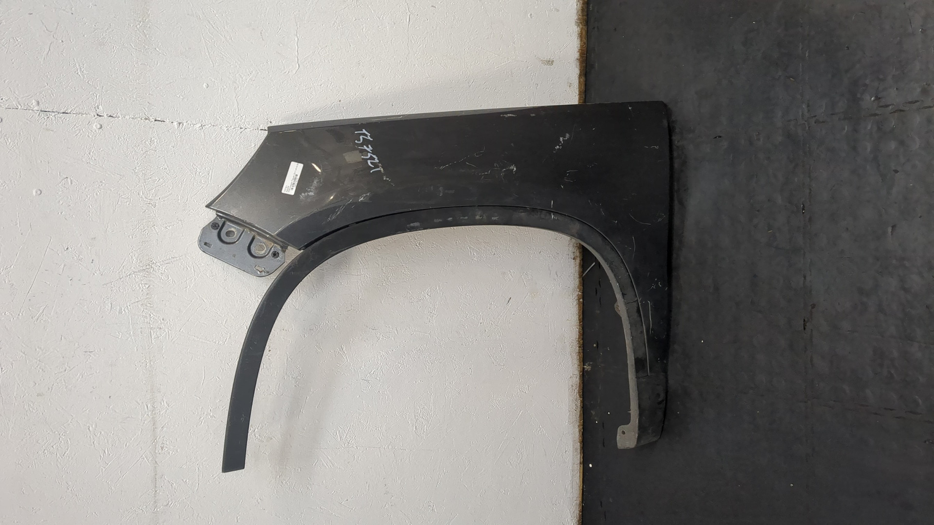 Крыло переднее левое