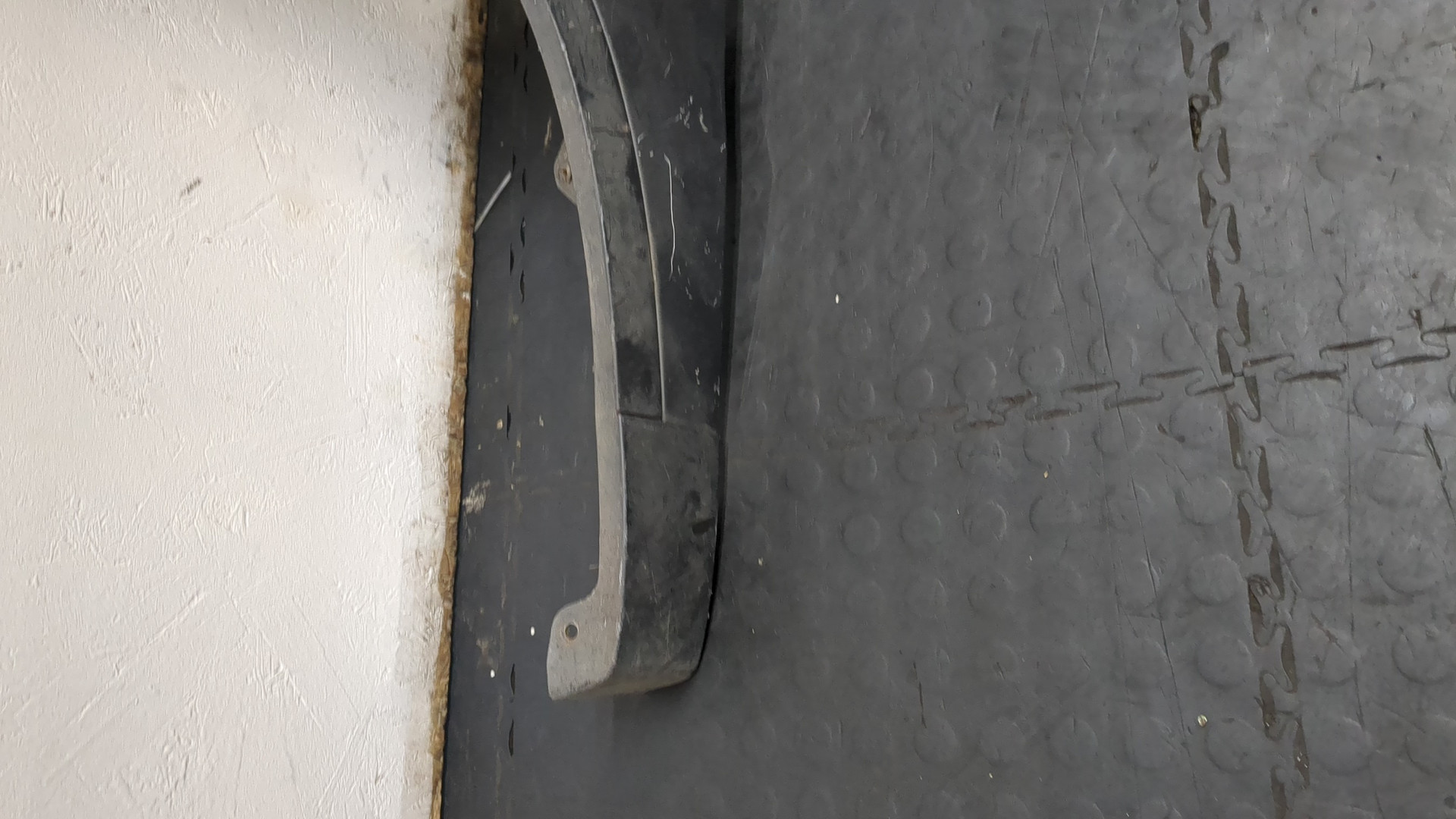 Крыло переднее левое