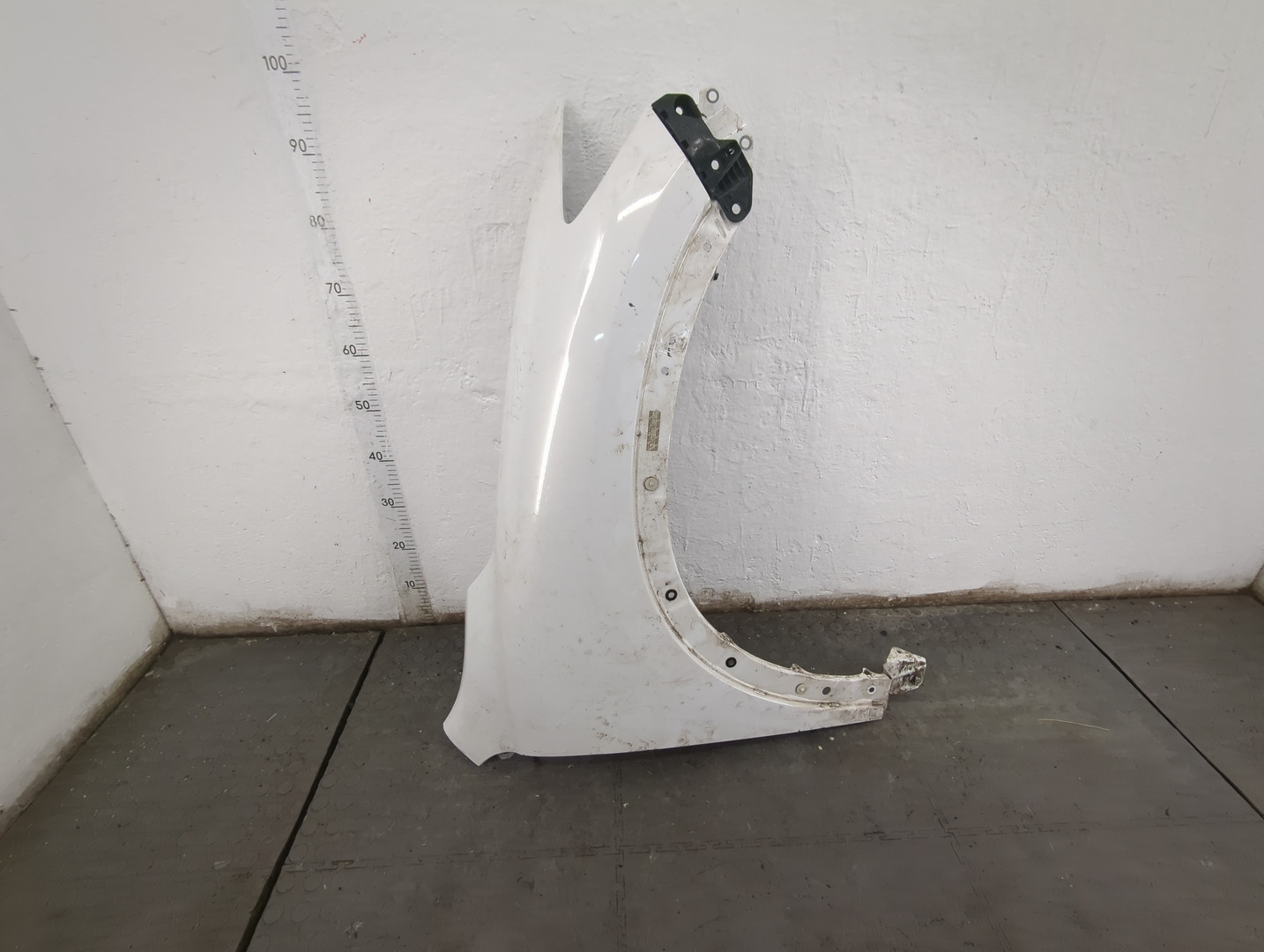 Крыло переднее правое