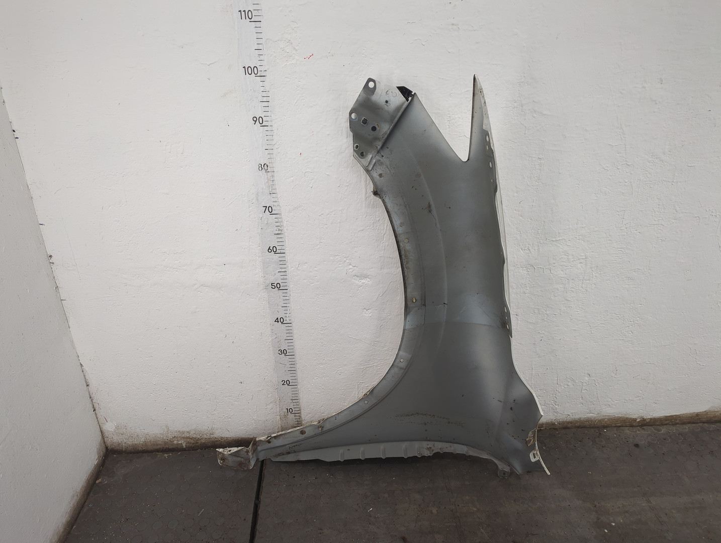 Крыло переднее правое