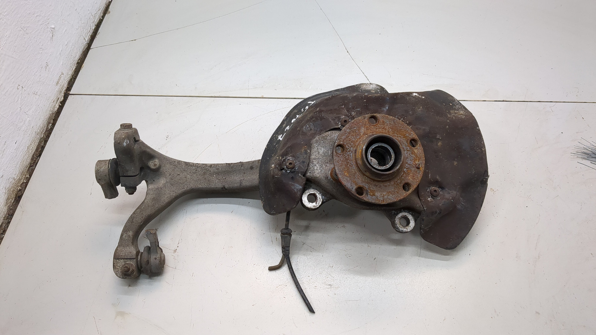 Кулак поворотный передний правый