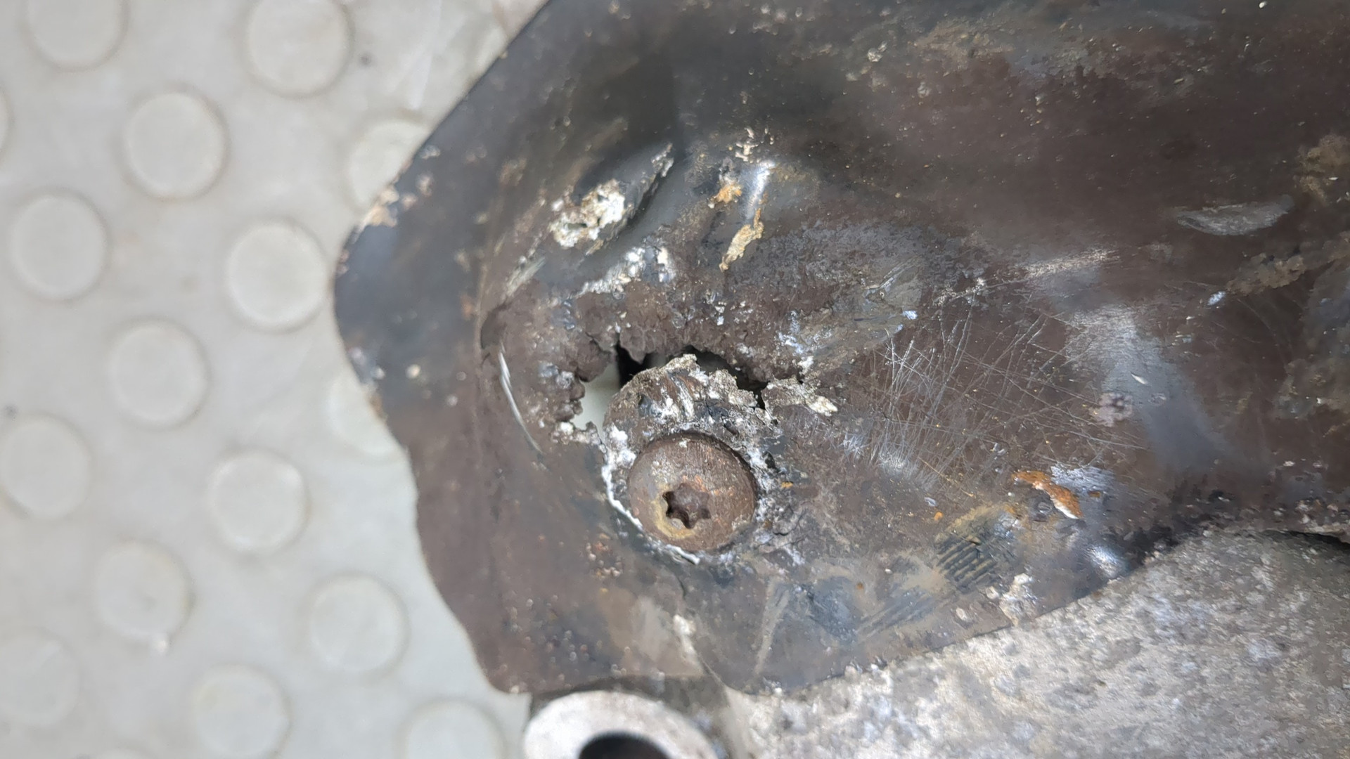 Кулак поворотный передний правый