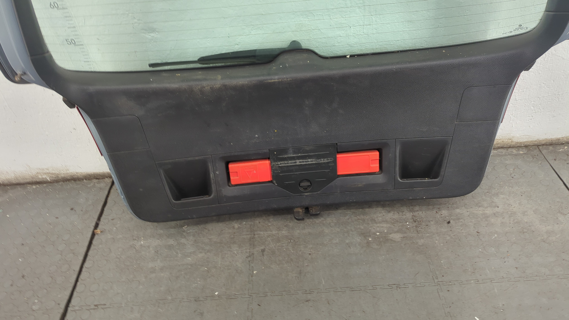 Дверь багажника