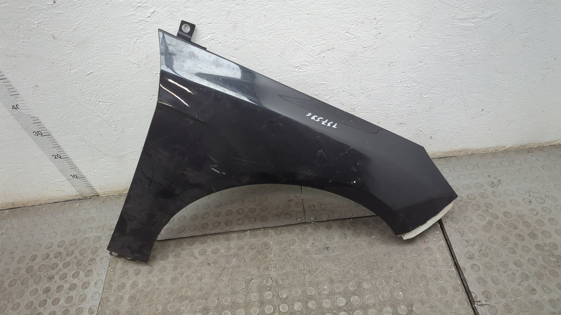 Крыло переднее правое