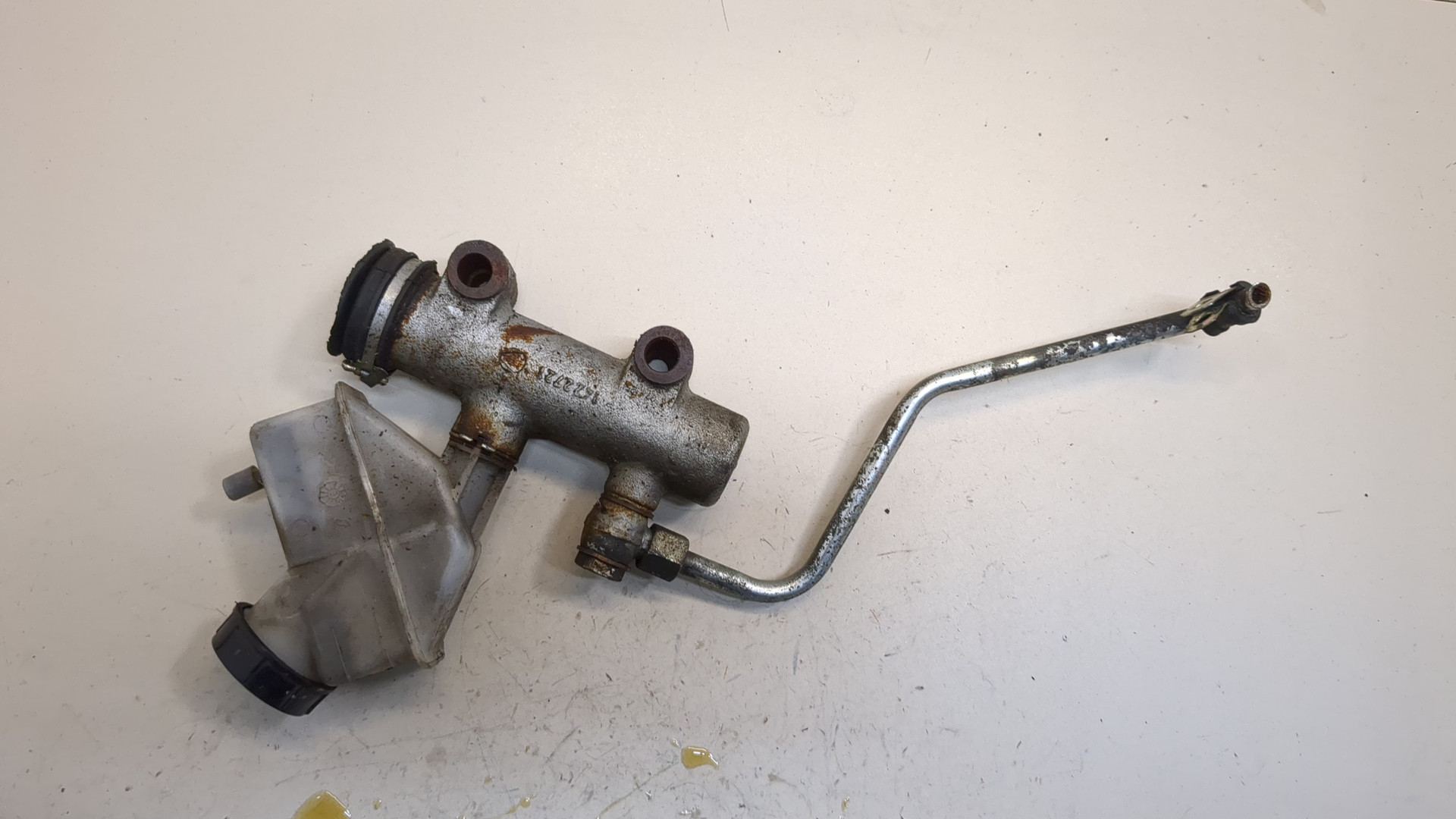 Цилиндр сцепления главный