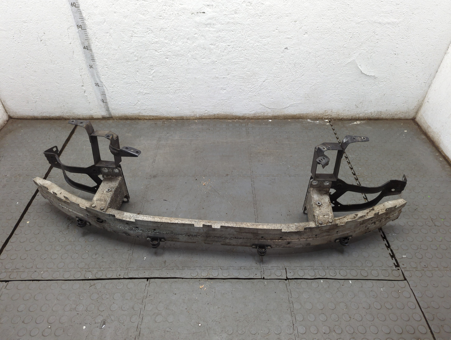 Усилитель переднего бампера