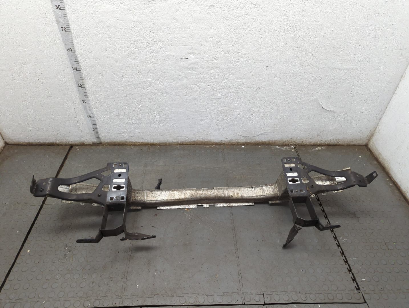 Усилитель переднего бампера