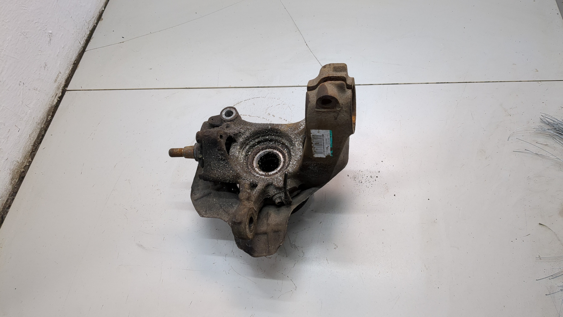 Кулак поворотный передний правый