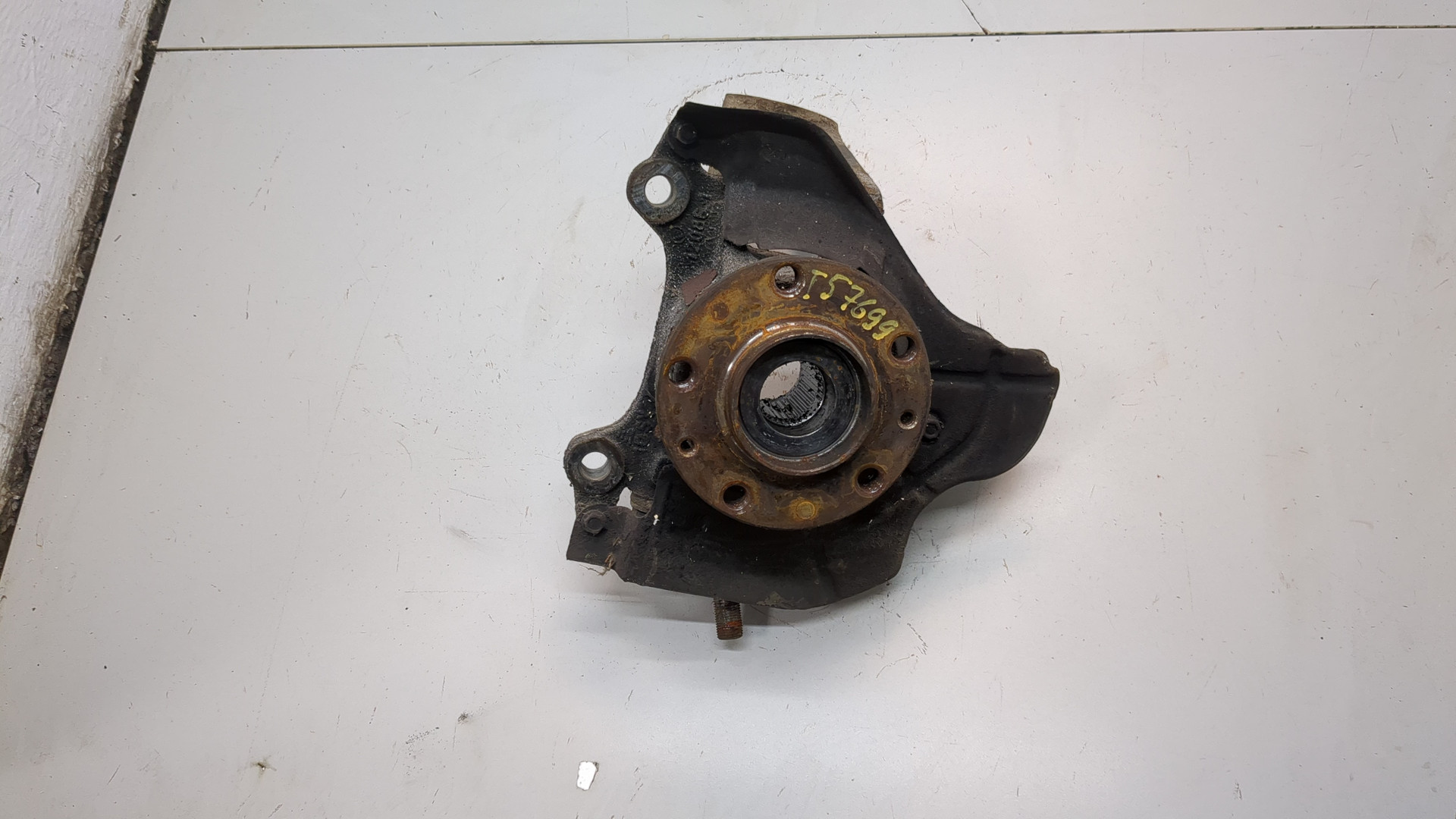 Кулак поворотный передний левый