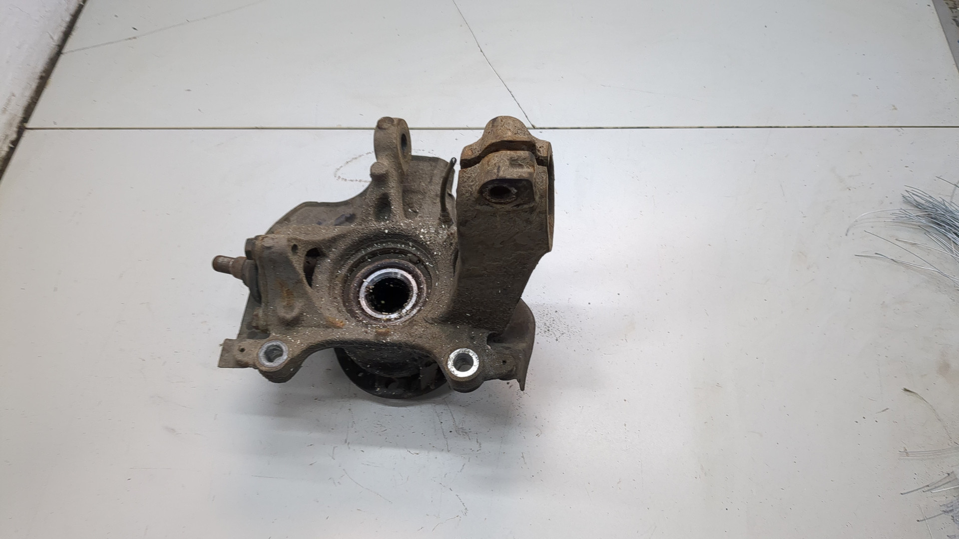 Кулак поворотный передний левый