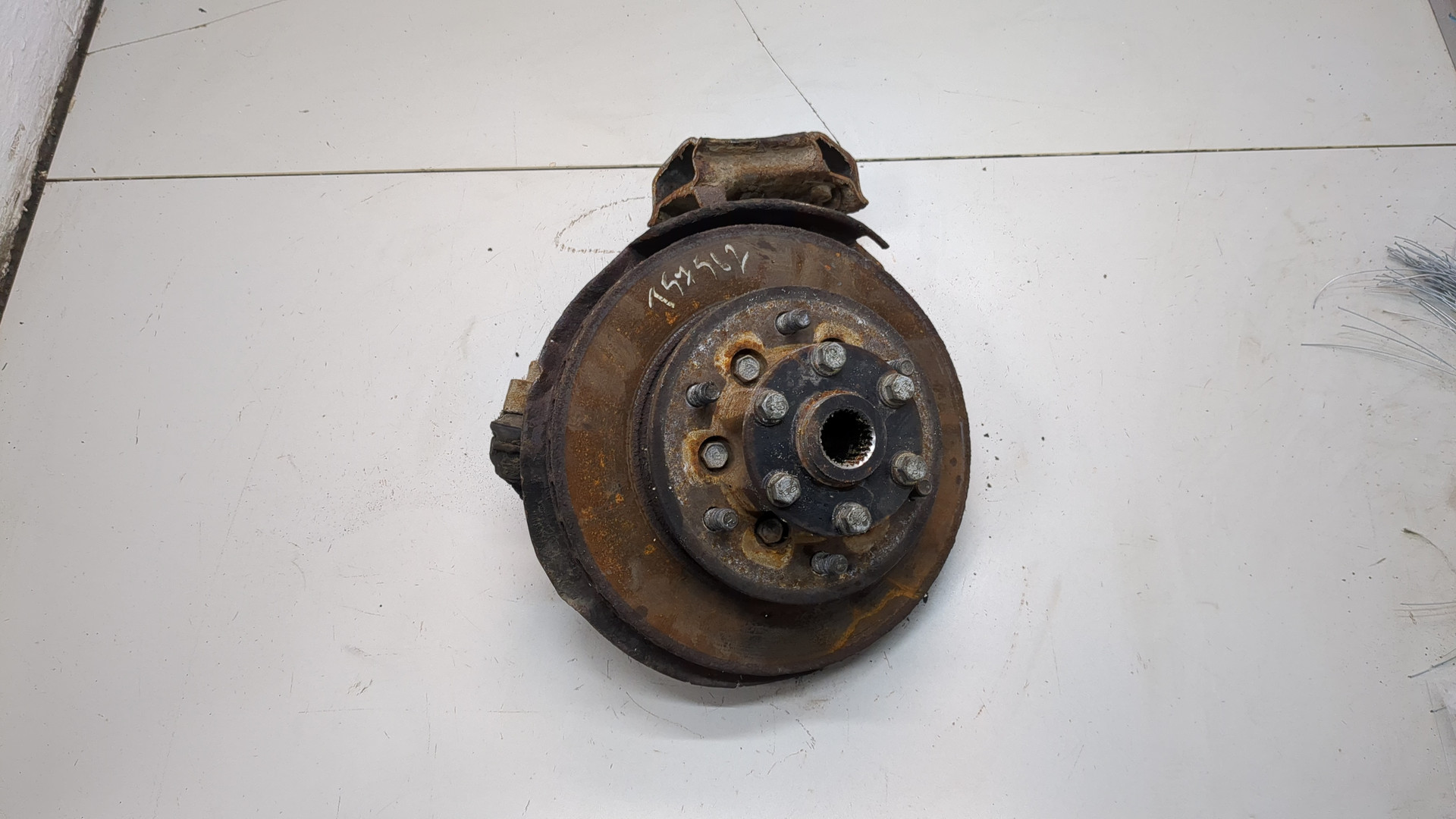 Кулак поворотный передний левый