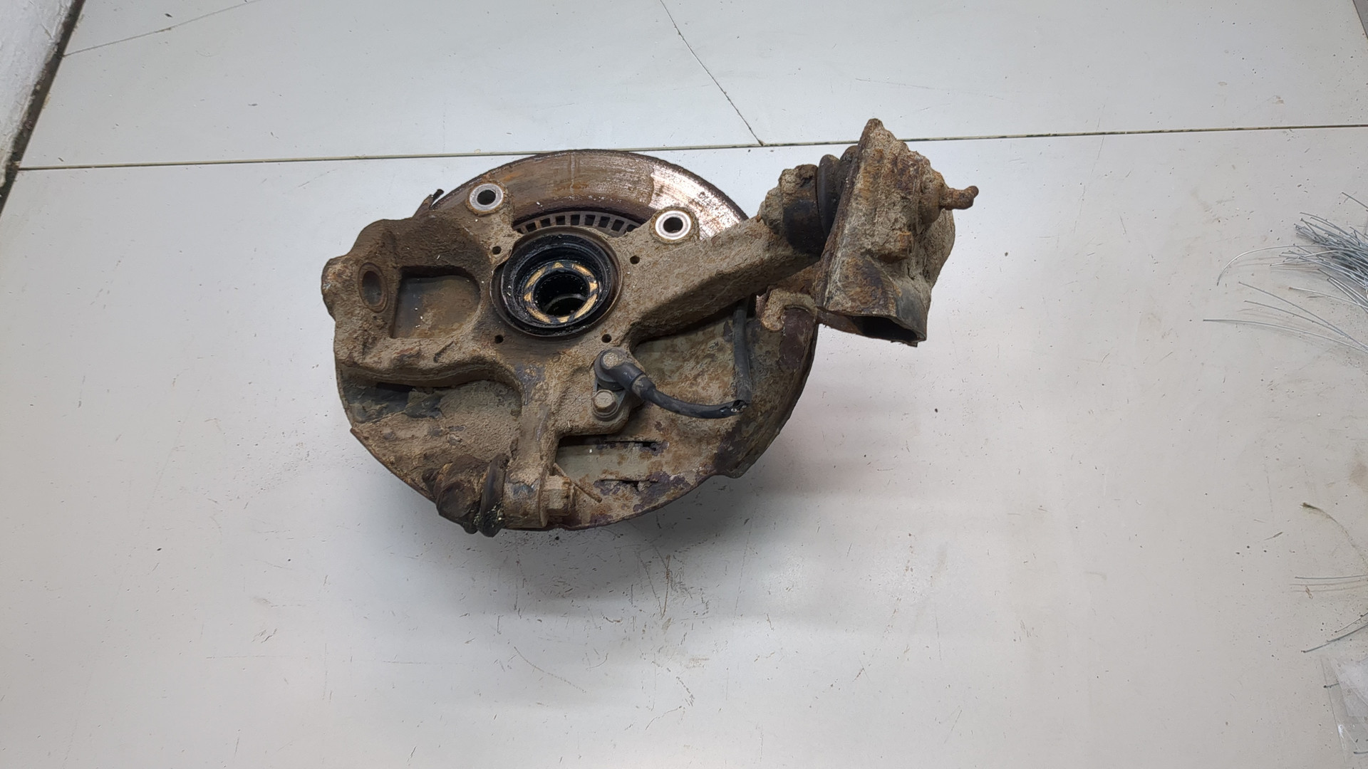 Кулак поворотный передний левый