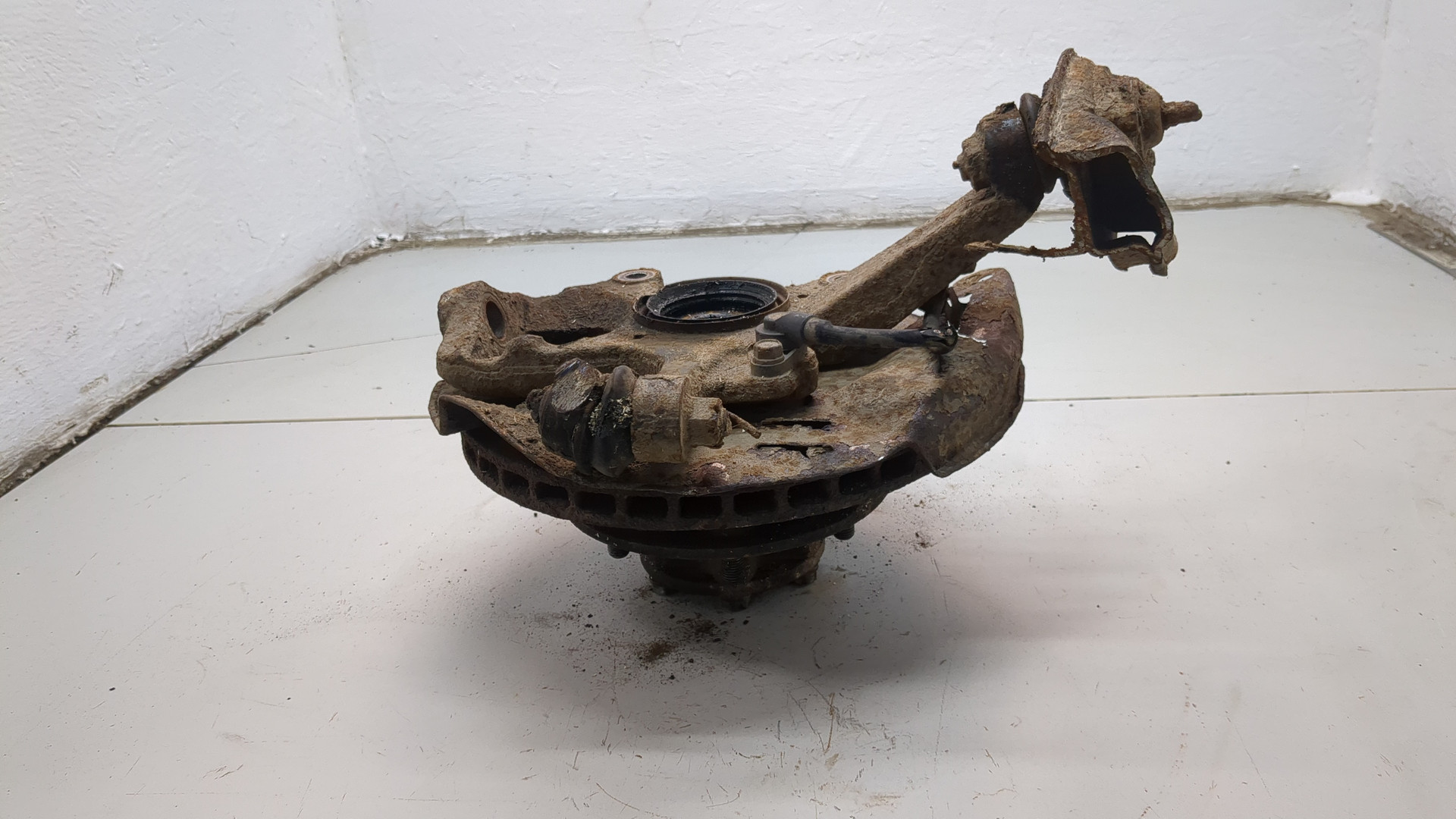 Кулак поворотный передний левый