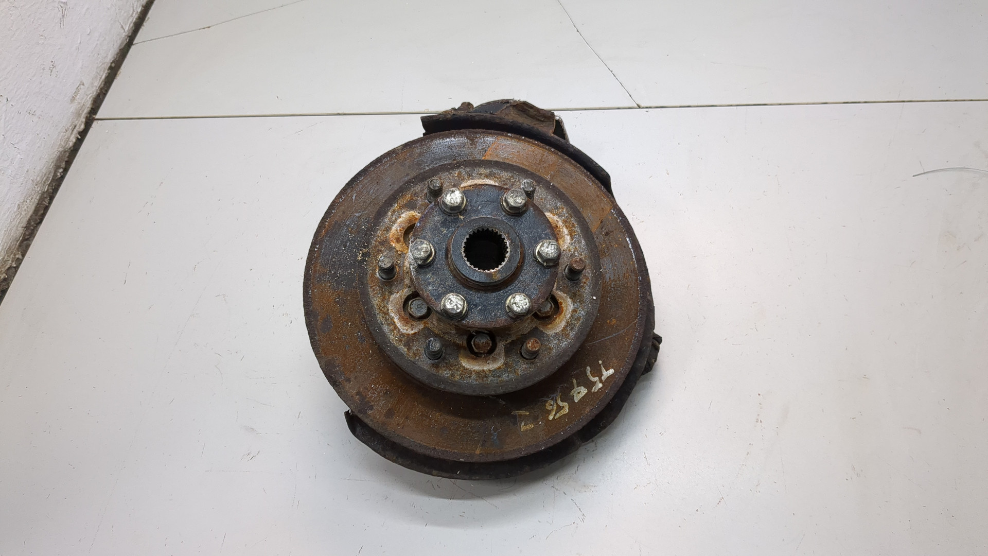 Кулак поворотный передний правый