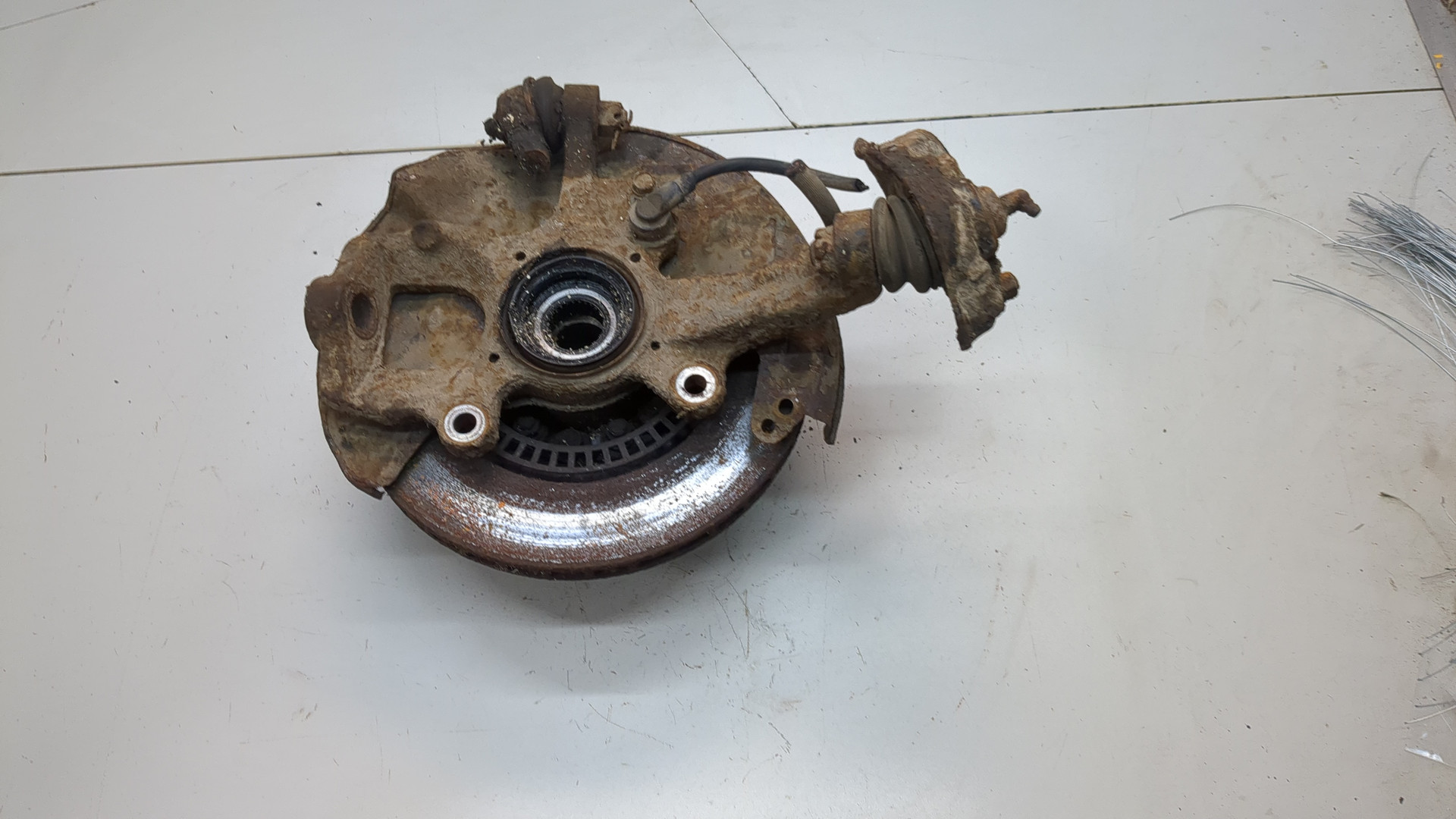 Кулак поворотный передний правый