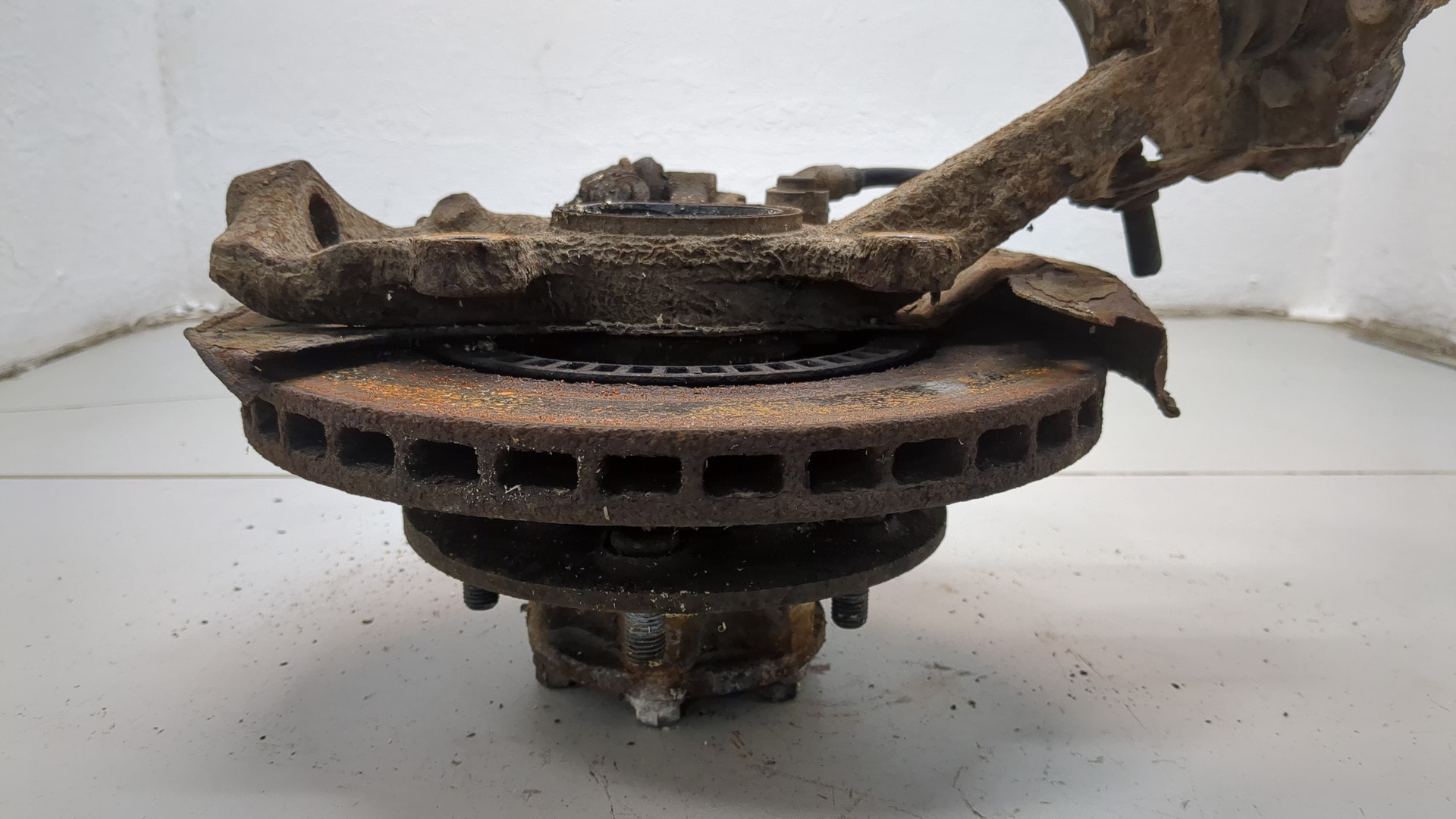 Кулак поворотный передний правый