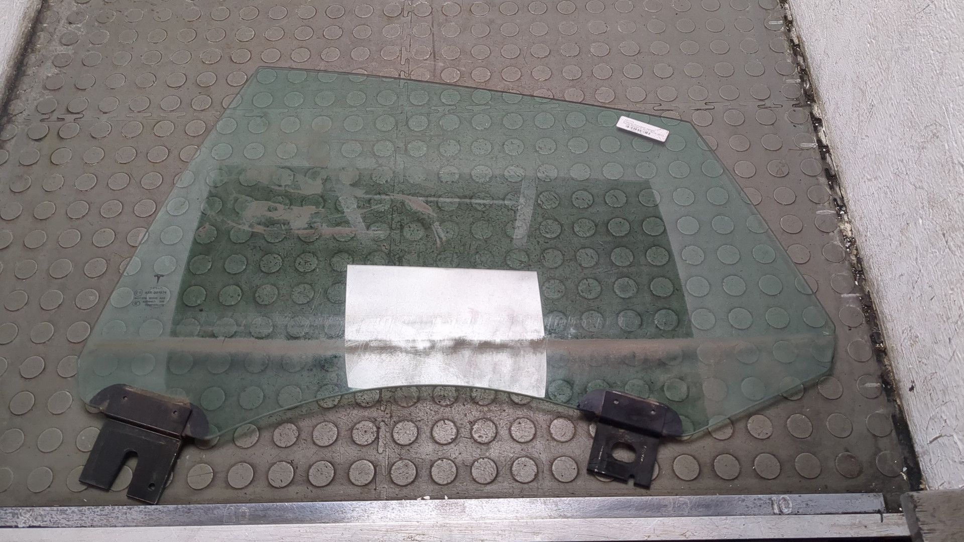 Стекло двери задней левой