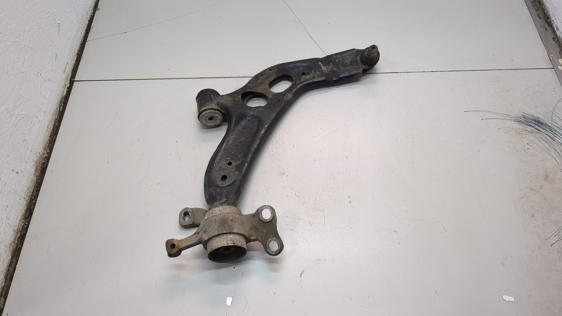 Рычаг передний правый