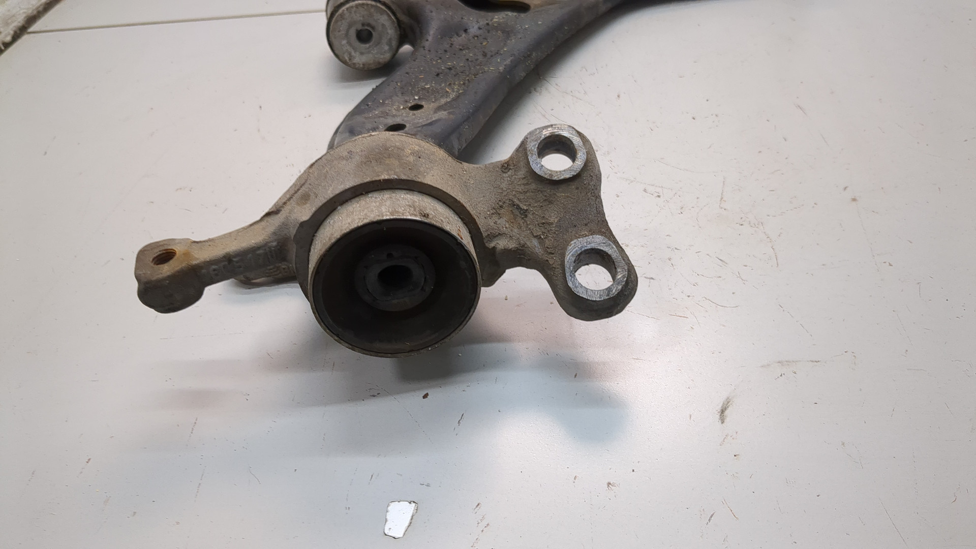 Рычаг передний правый