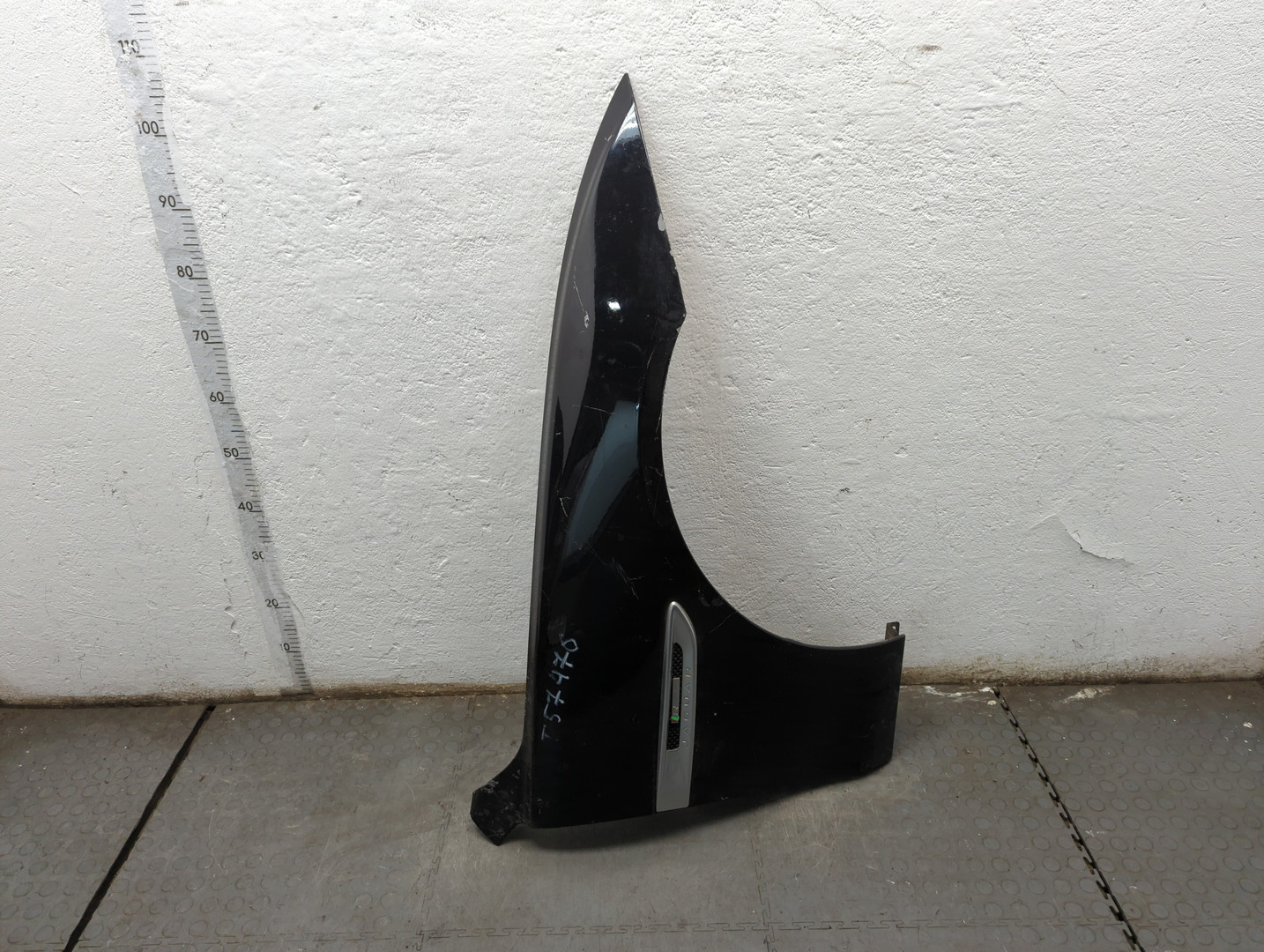 Крыло переднее правое