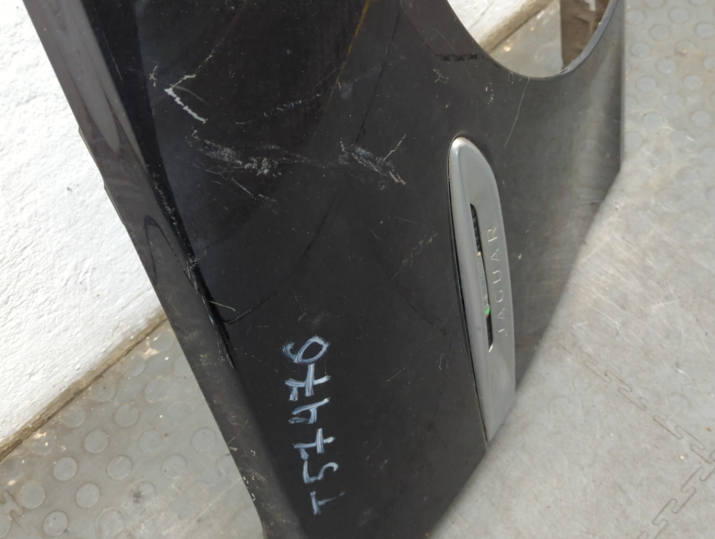 Крыло переднее правое