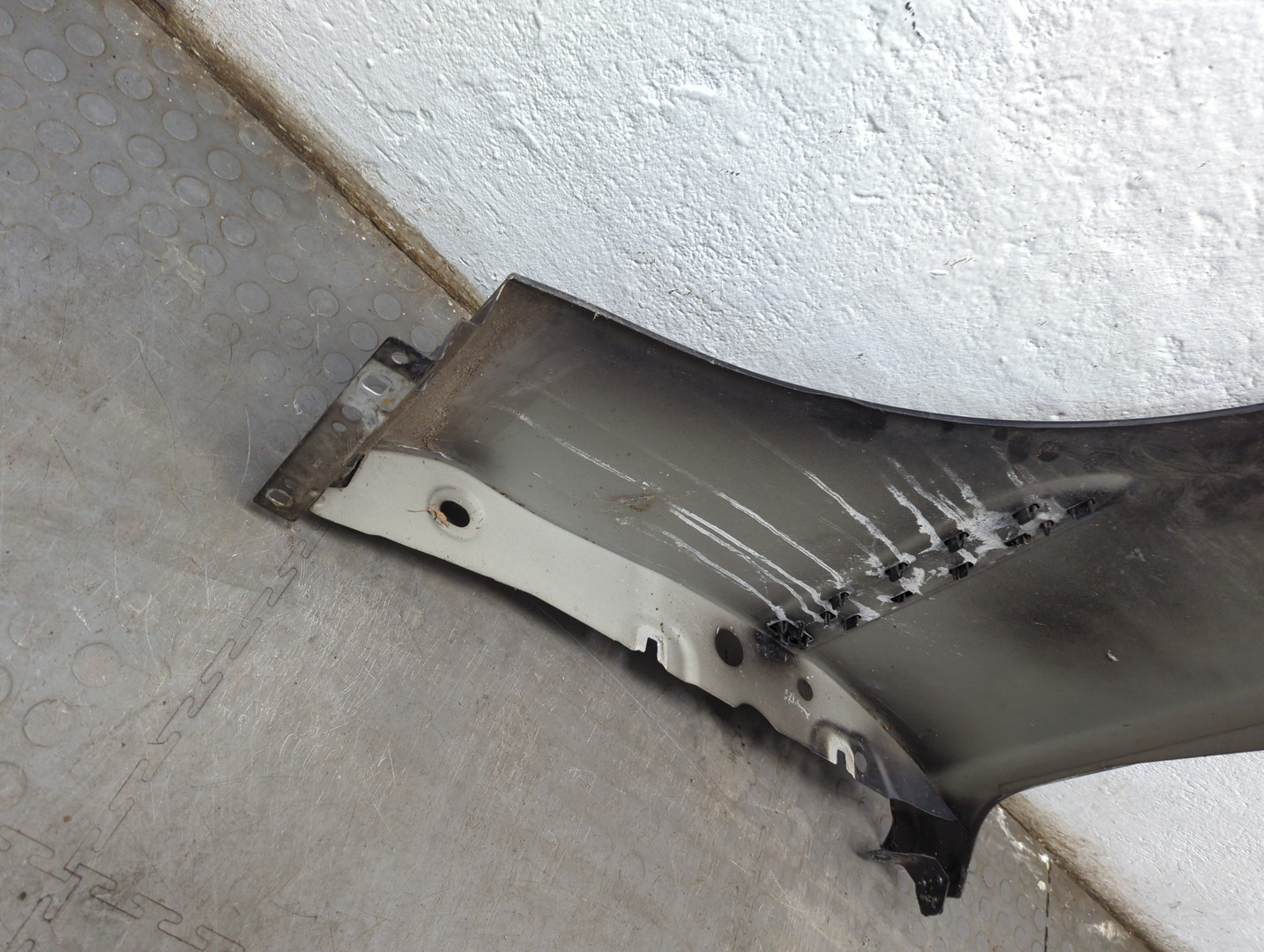 Крыло переднее правое