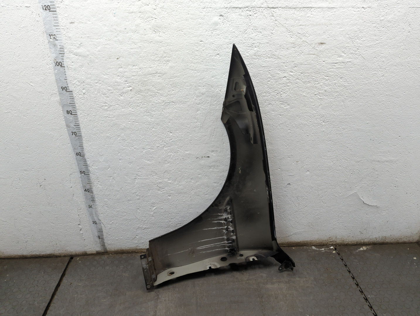 Крыло переднее правое