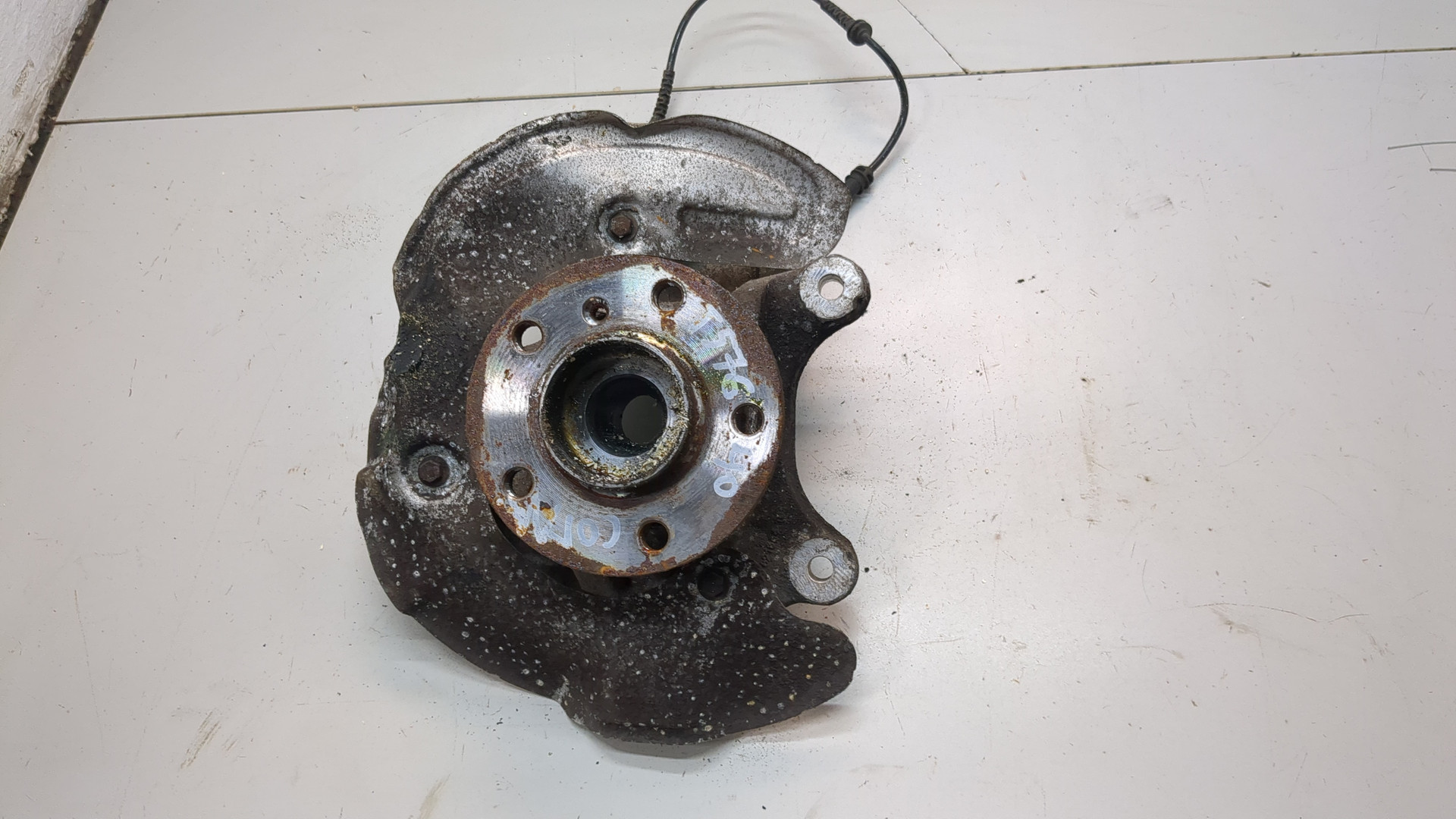 Кулак поворотный передний правый