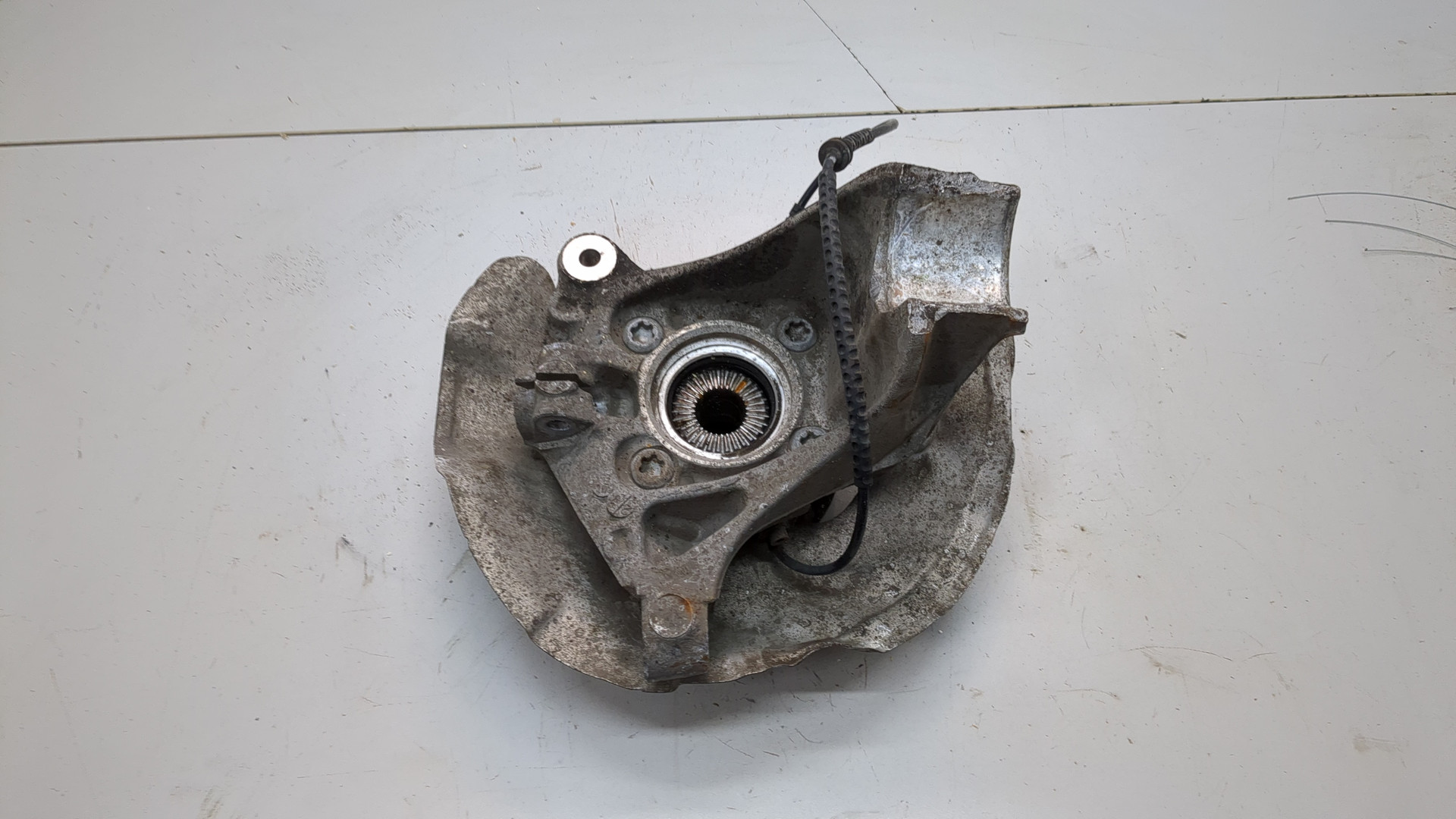 Кулак поворотный передний правый