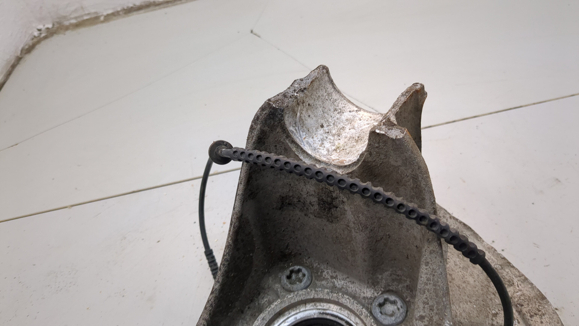 Кулак поворотный передний правый