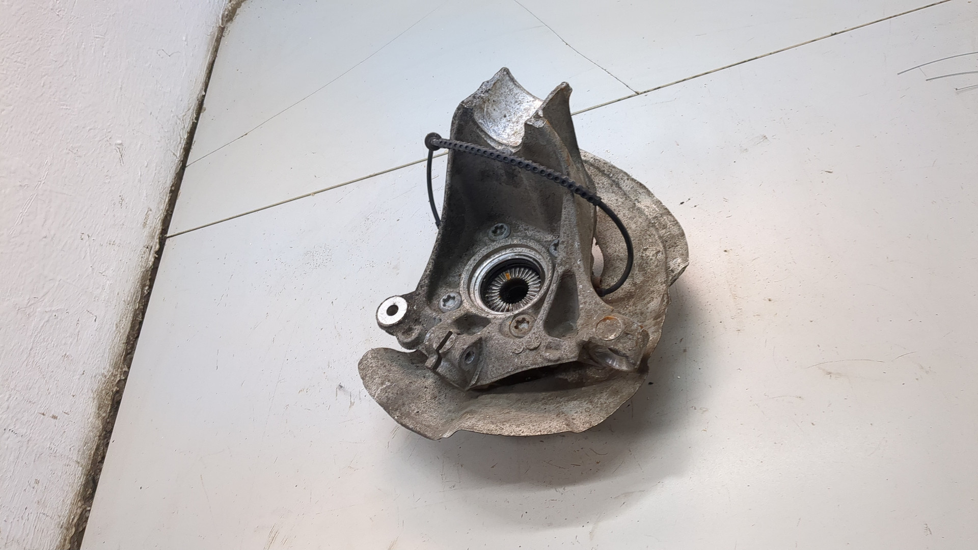 Кулак поворотный передний правый