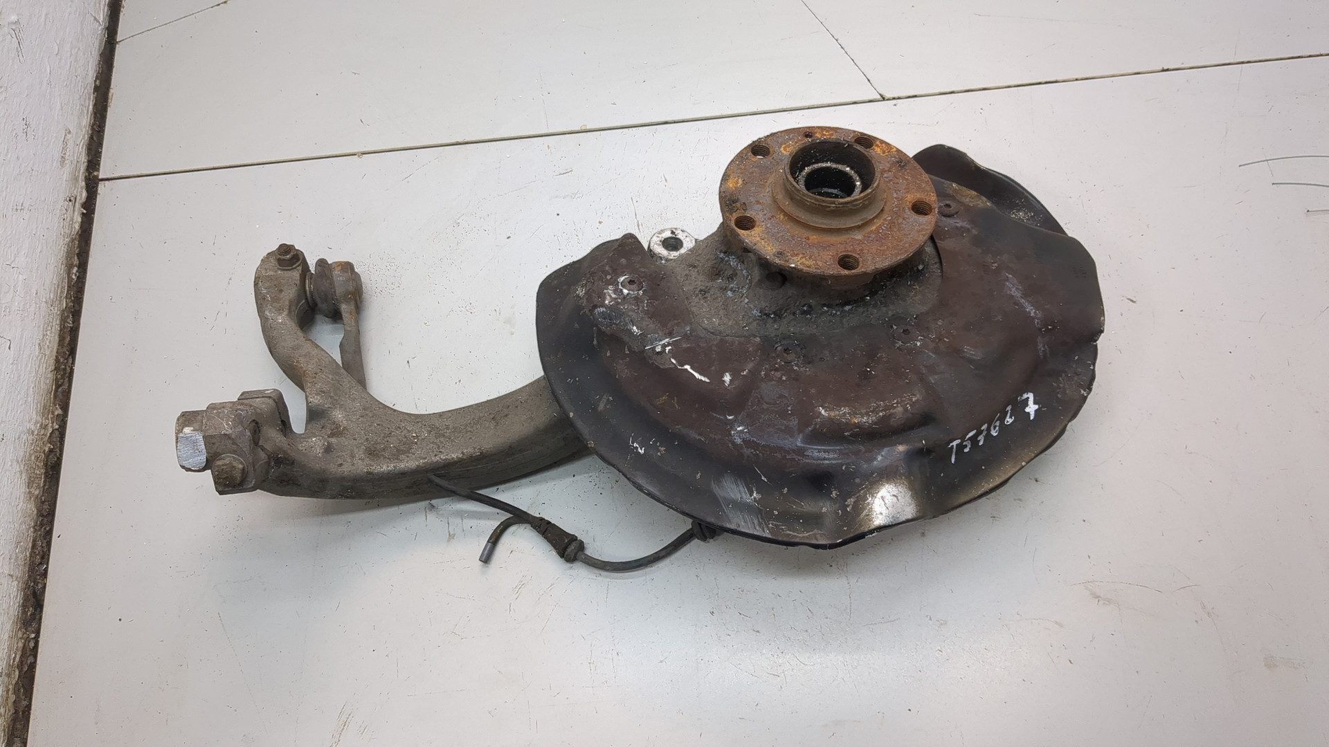 Кулак поворотный передний правый