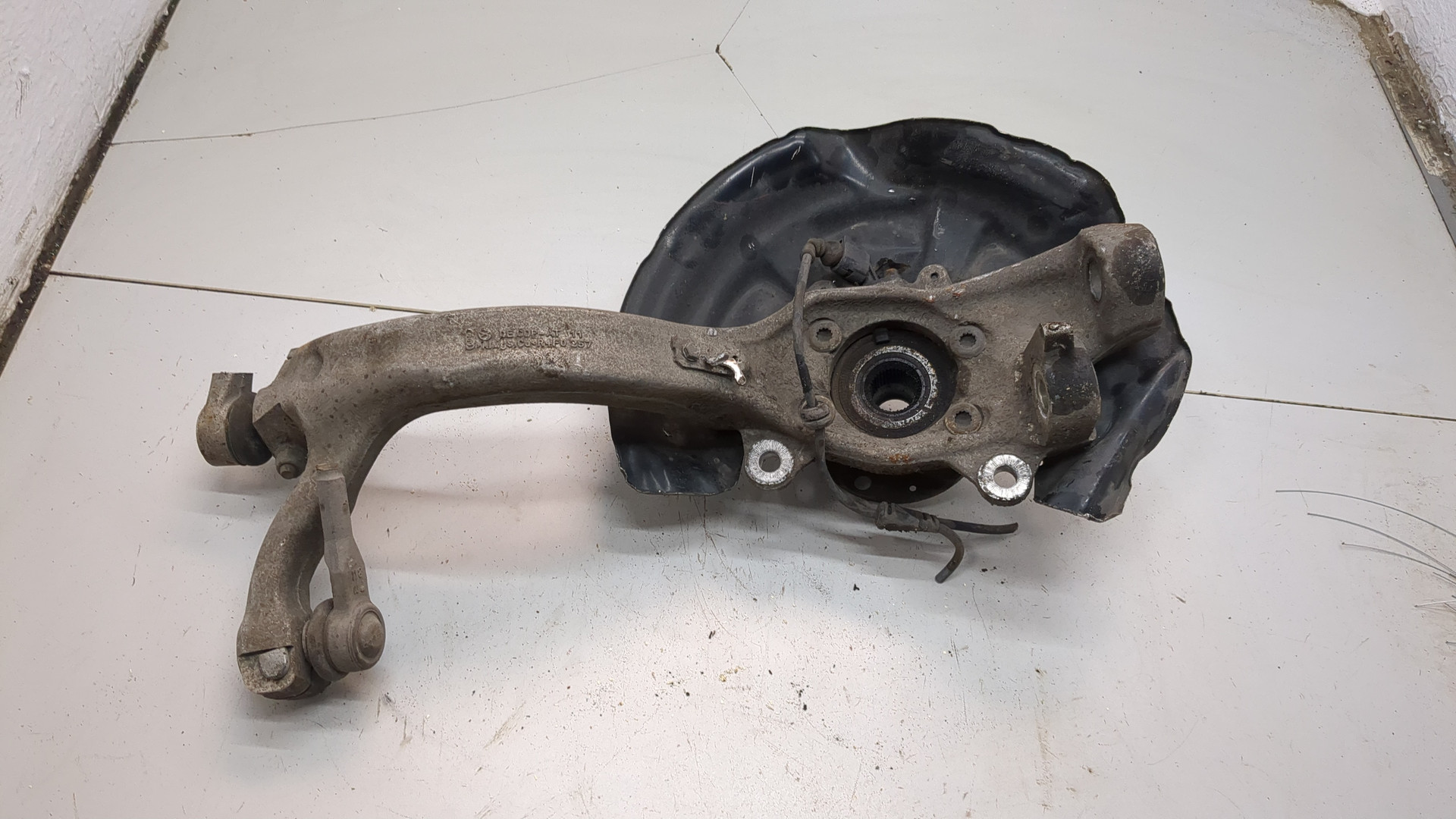 Кулак поворотный передний правый