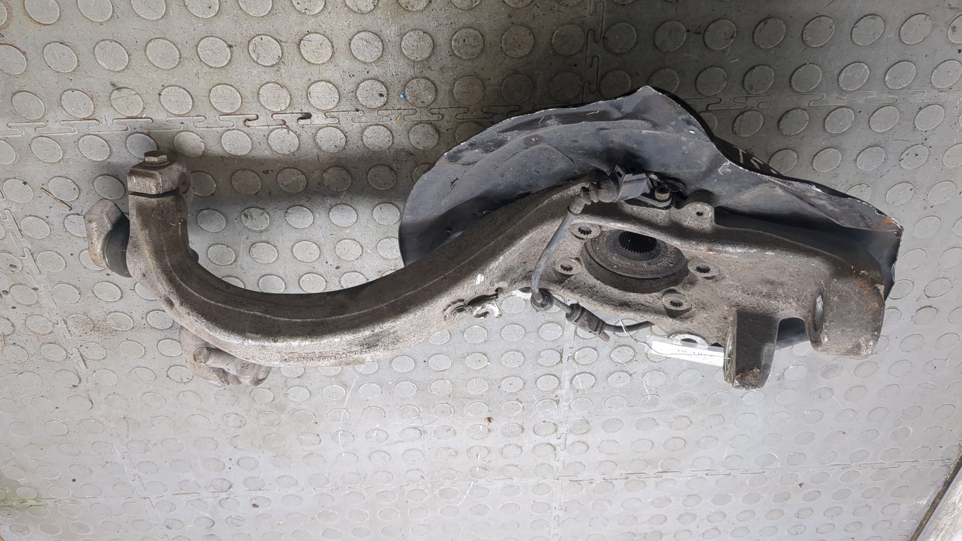 Кулак поворотный передний правый