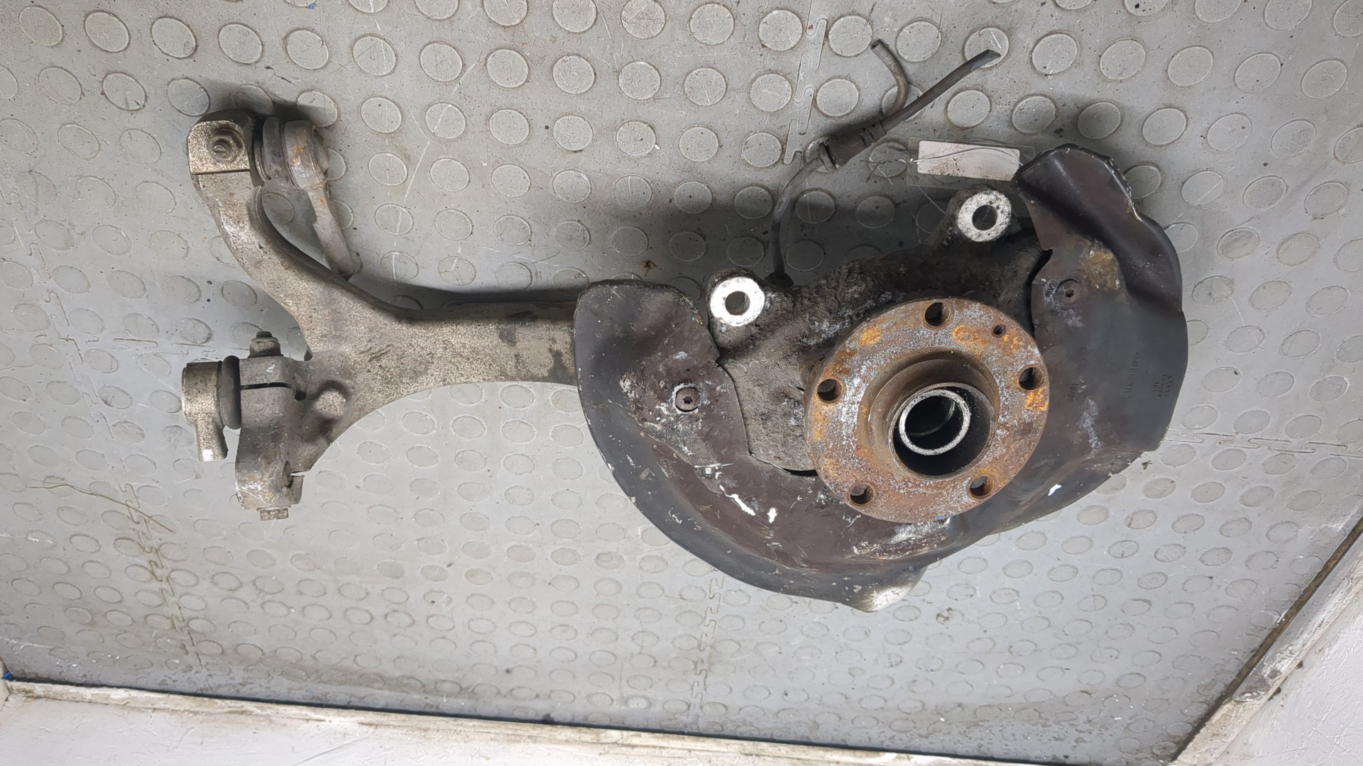 Кулак поворотный передний правый