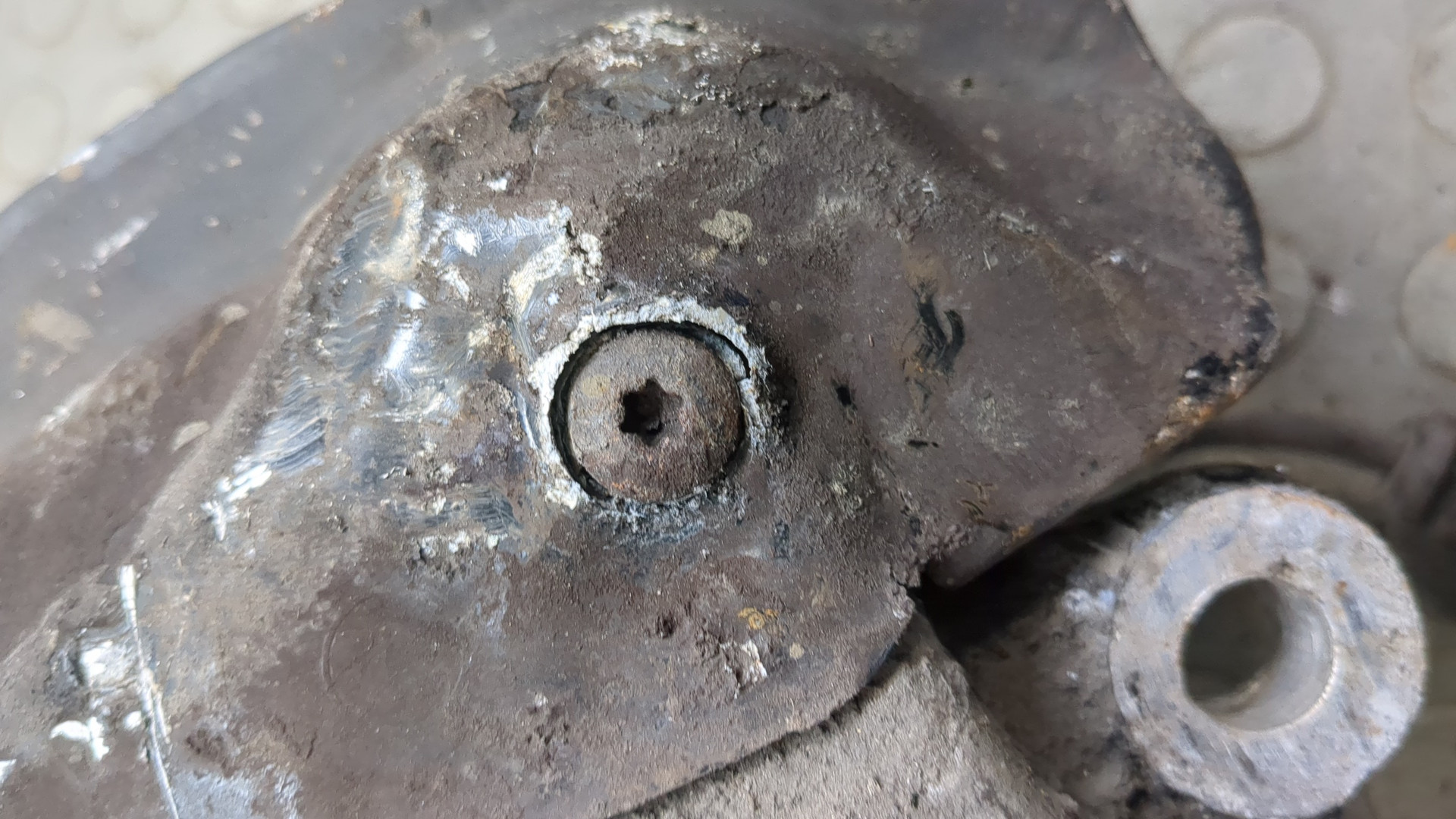 Кулак поворотный передний правый